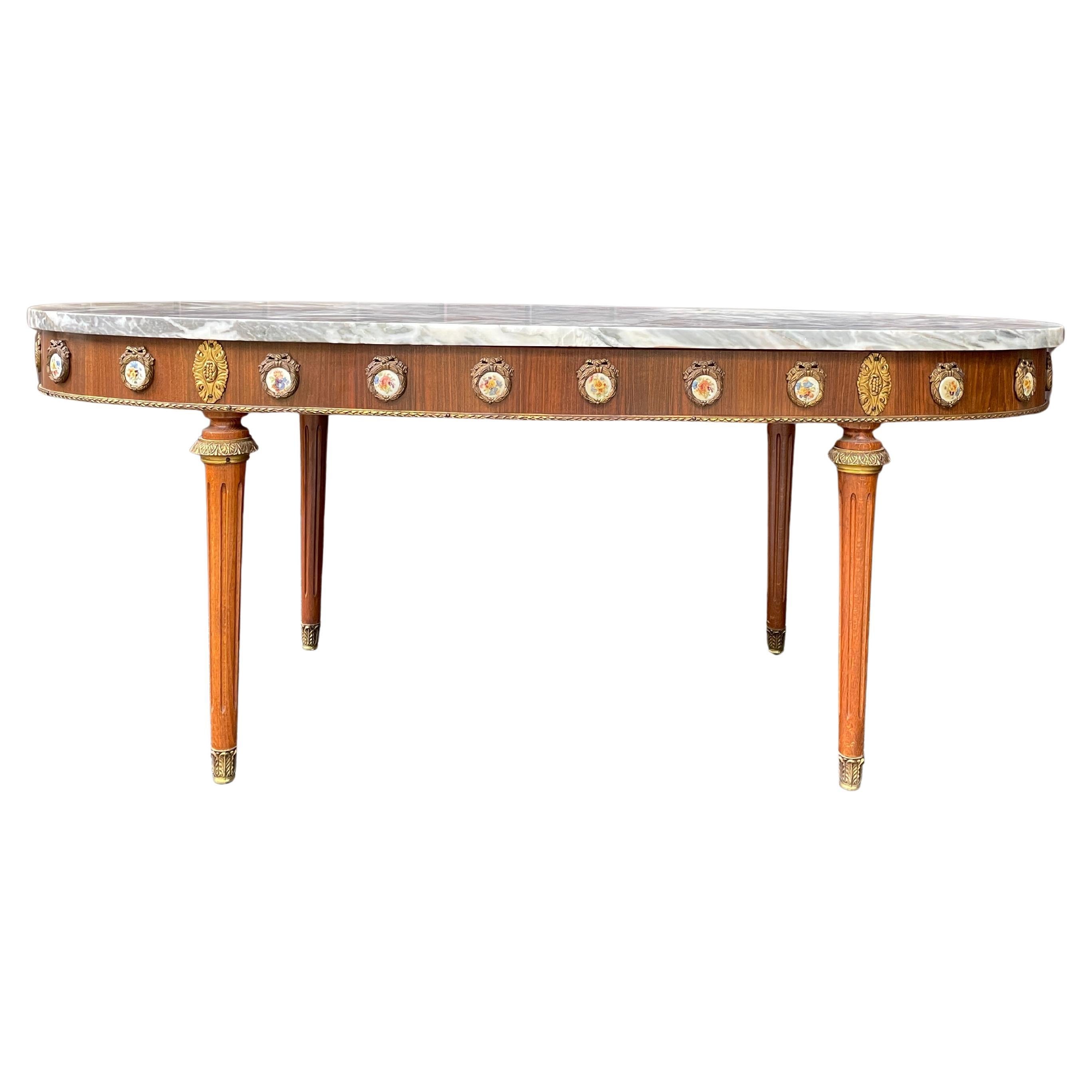 Mesa de centro ovalada de mármol de renacimiento Luis XVI con decoración de porcelana ormolu MCM en venta