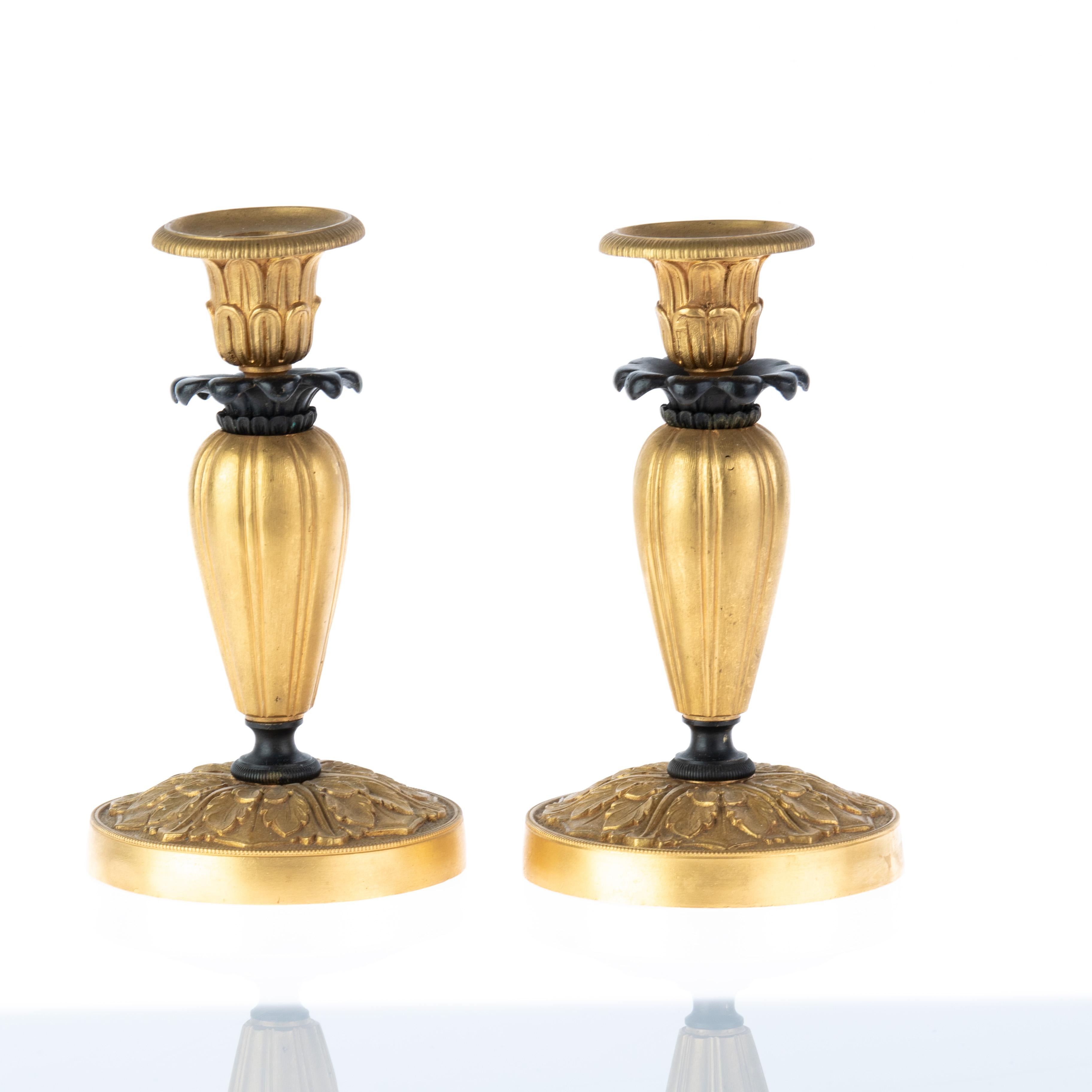 Candeleros de bronce con acanto de estilo rococó del Renacimiento Luis XVI Siglo XIX siglo XIX en venta