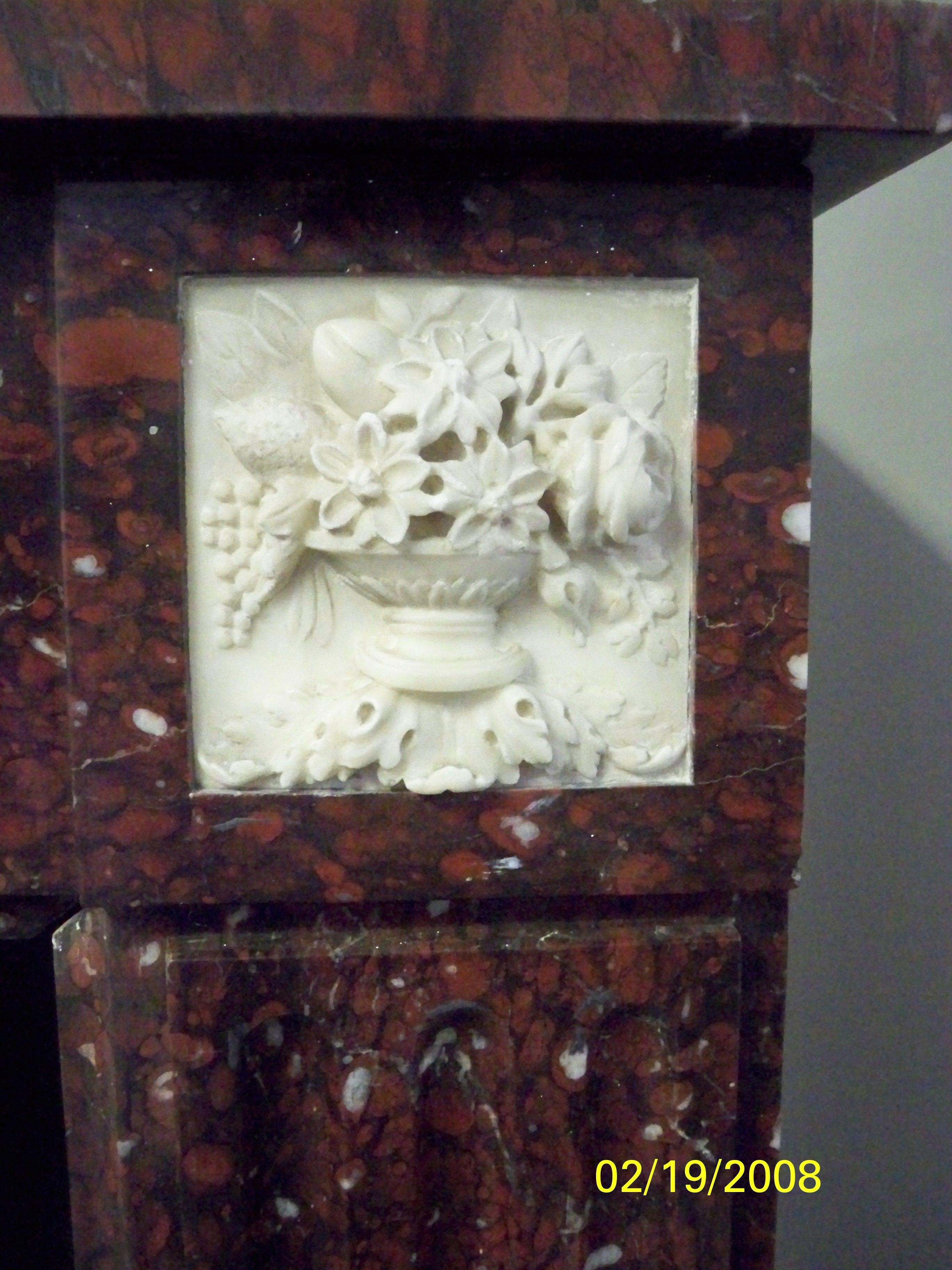 Kaminsims aus rotem Griotte-Marmor im Louis-XVI.-Stil mit Eckblcken aus Bildhauermarmor (Französisch) im Angebot