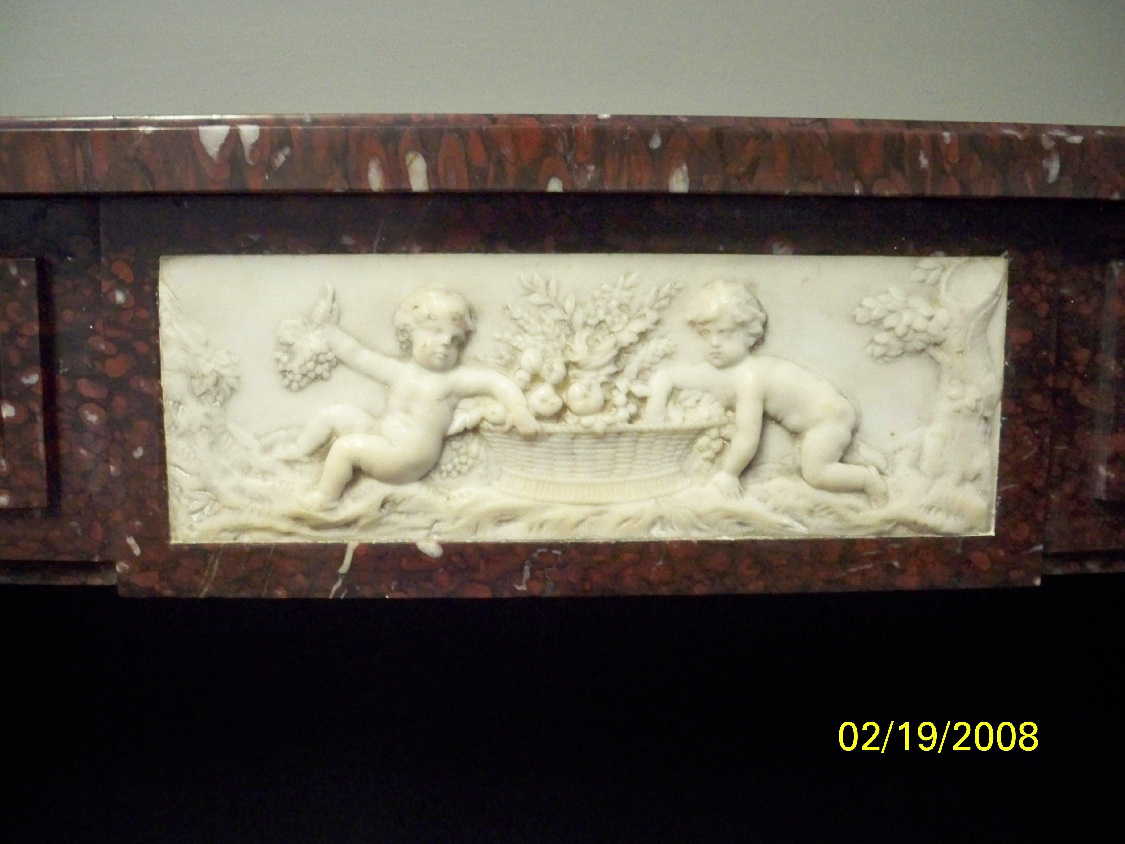 Kaminsims aus rotem Griotte-Marmor im Louis-XVI.-Stil mit Eckblcken aus Bildhauermarmor im Zustand „Gut“ im Angebot in New York, NY