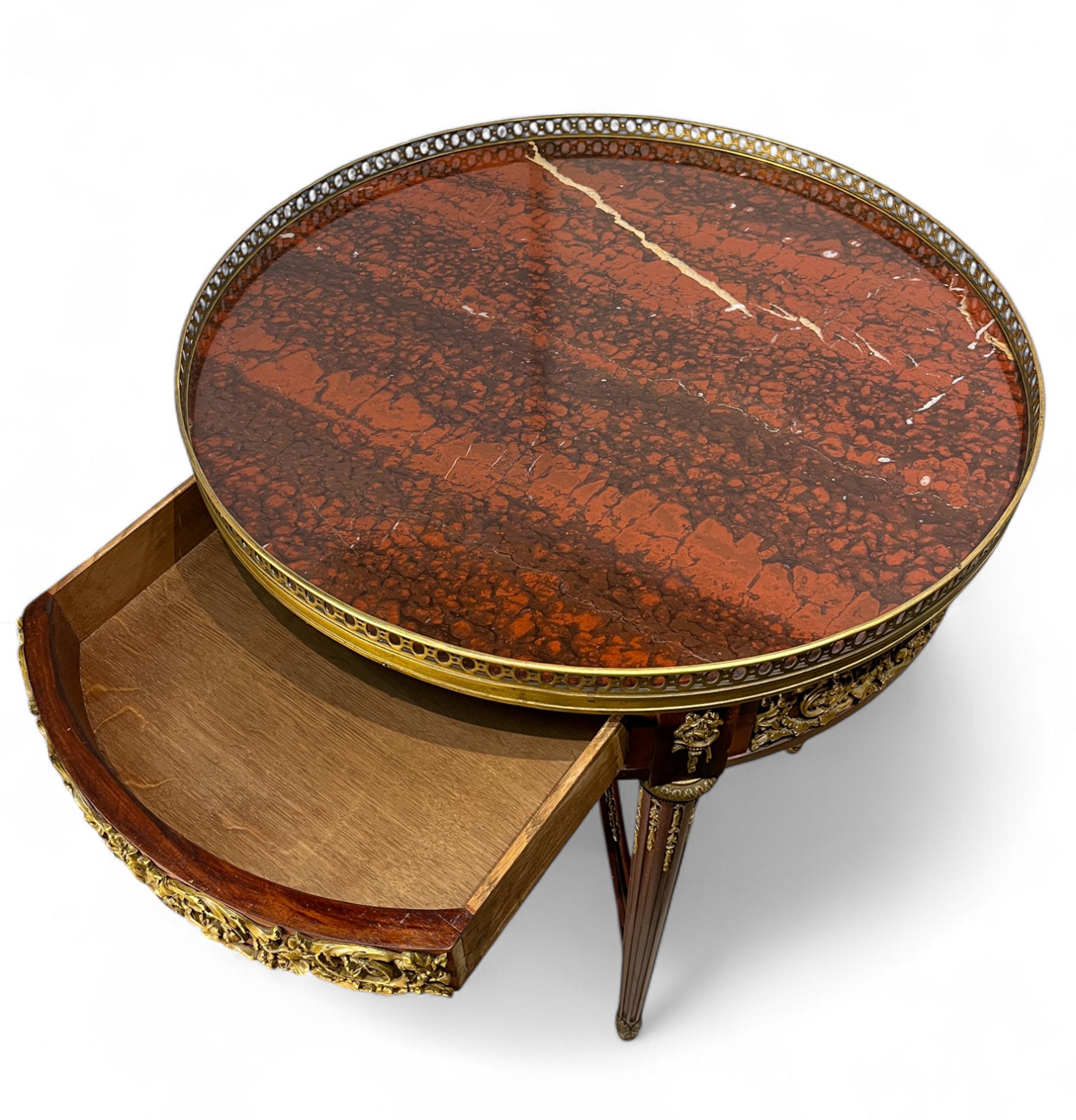 Louis XVI  Table d'appoint en marbre rouge Att to Francois Linke Bon état - En vente à New York, NY
