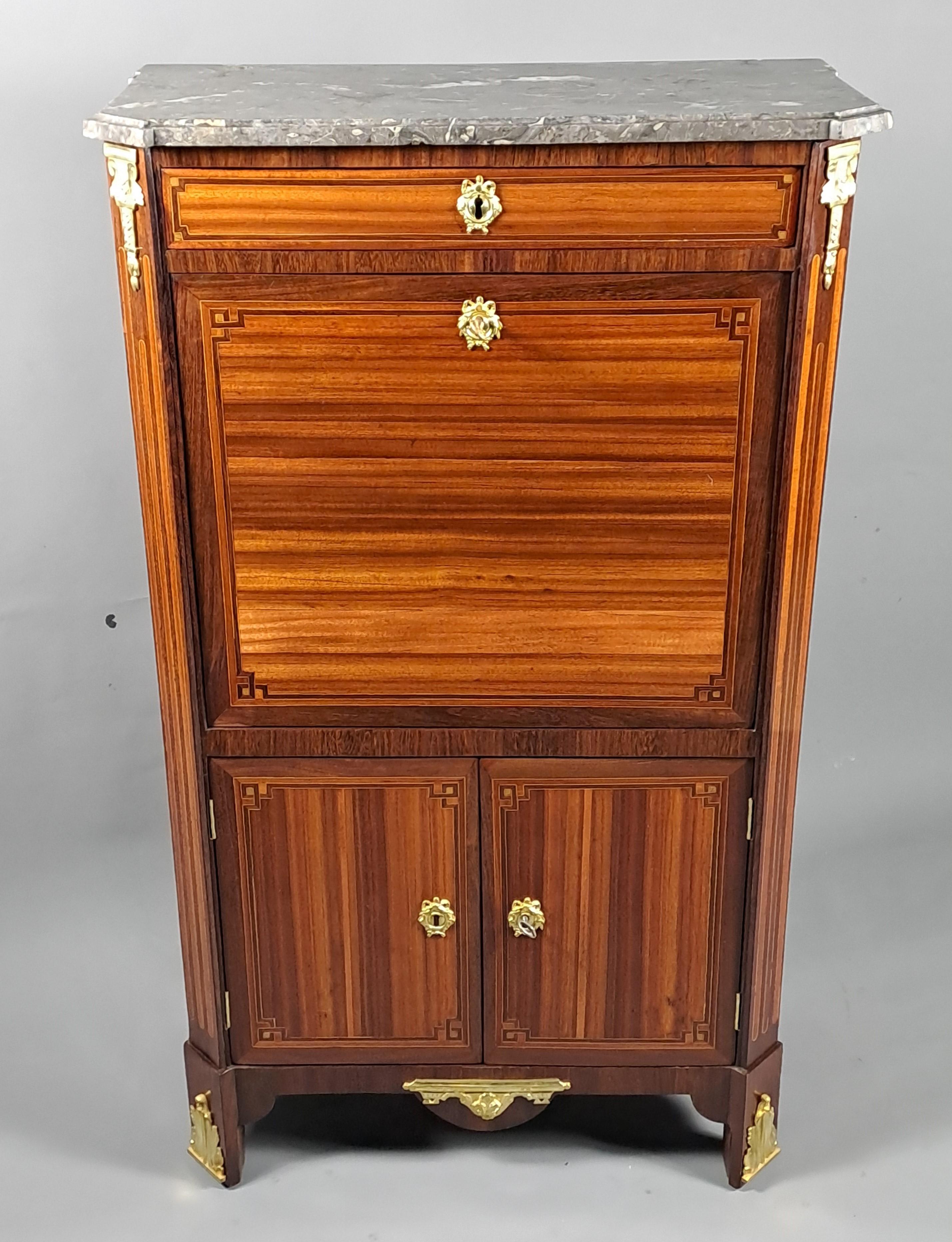 Français Secrétaire en satin Louis XVI estampillé Conrad Mauter à Paris en vente