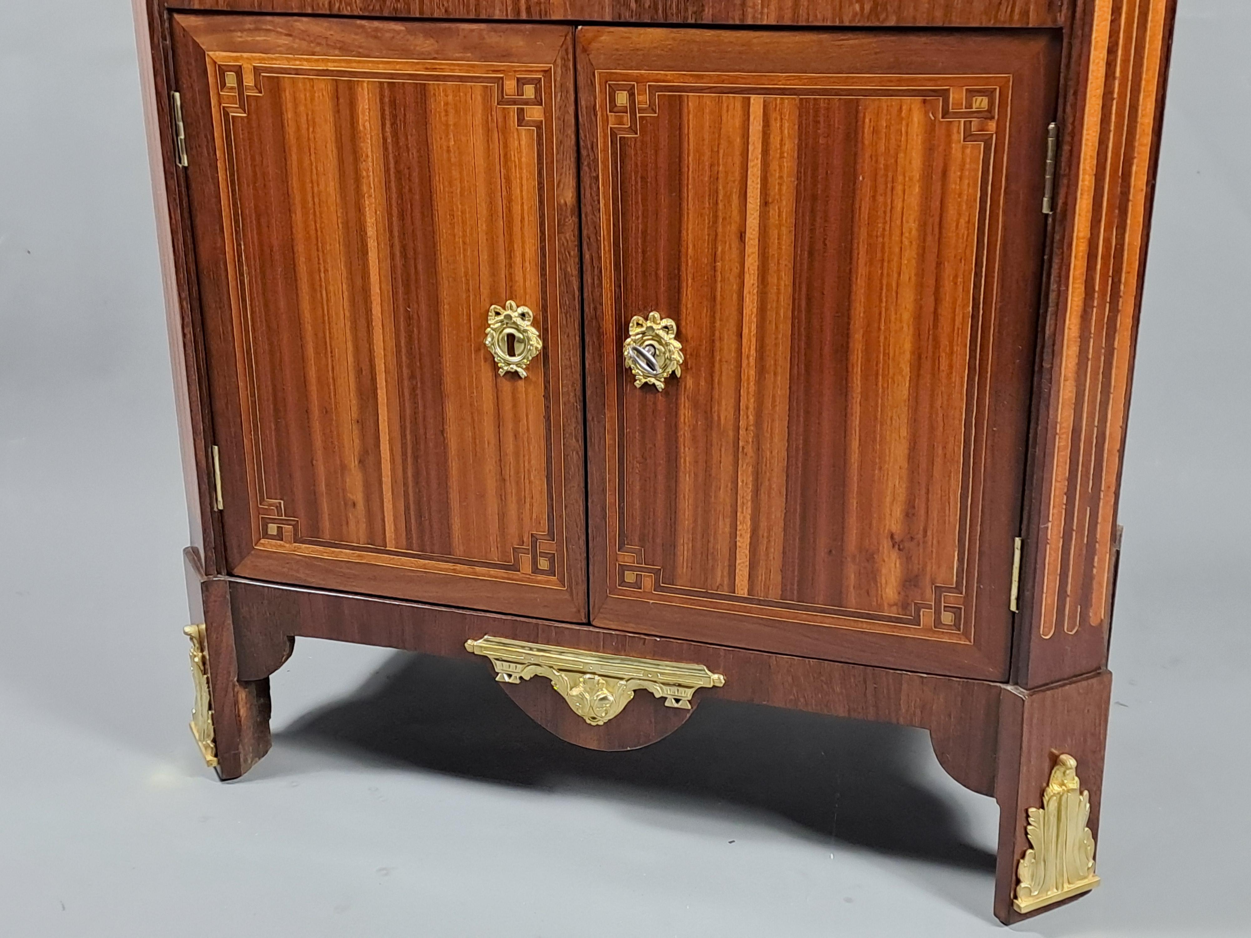 Fin du XVIIIe siècle Secrétaire en satin Louis XVI estampillé Conrad Mauter à Paris en vente