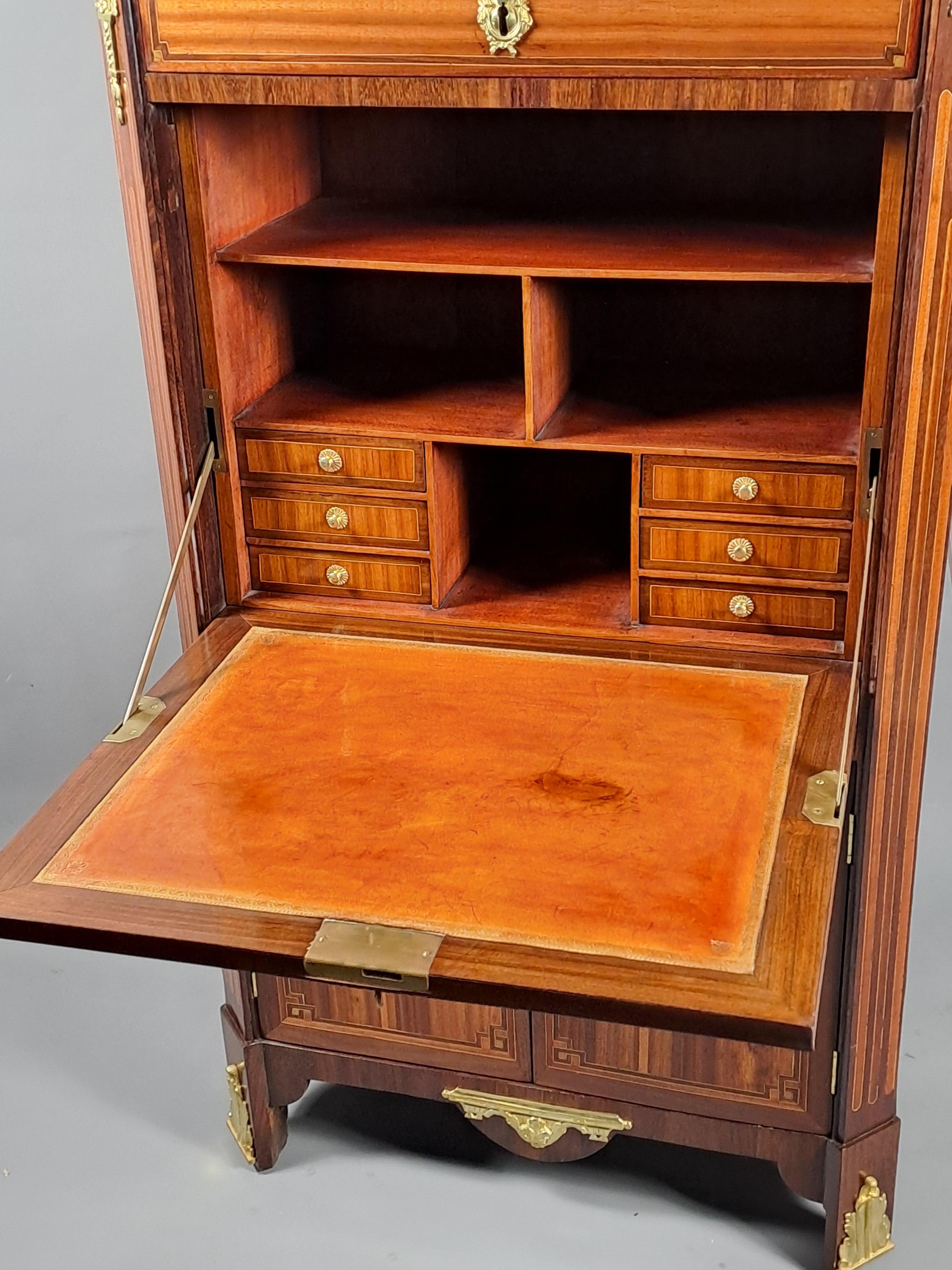 Marbre Secrétaire en satin Louis XVI estampillé Conrad Mauter à Paris en vente