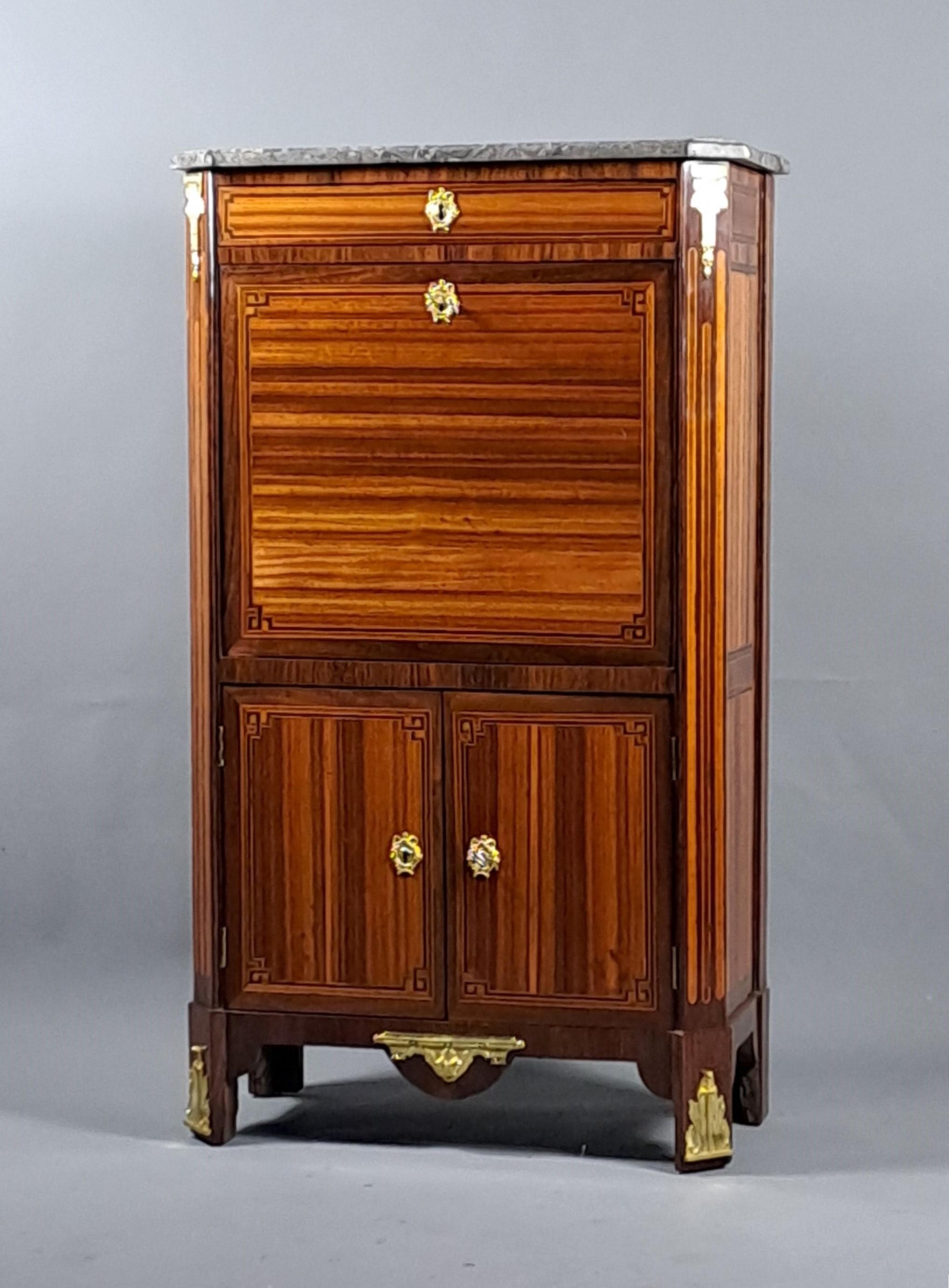 Secrétaire en satin Louis XVI estampillé Conrad Mauter à Paris en vente 1