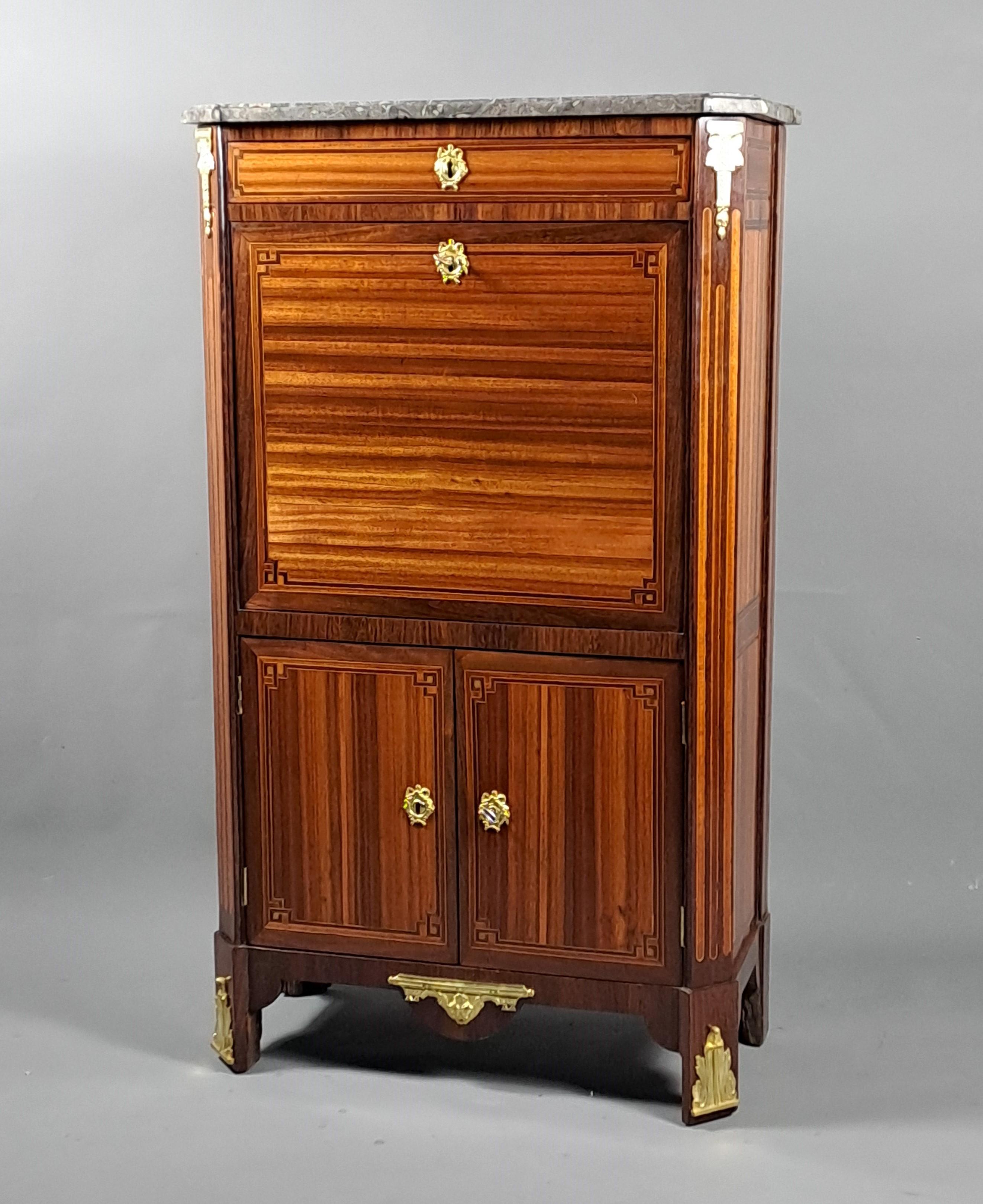 Secrétaire en satin Louis XVI estampillé Conrad Mauter à Paris en vente 2