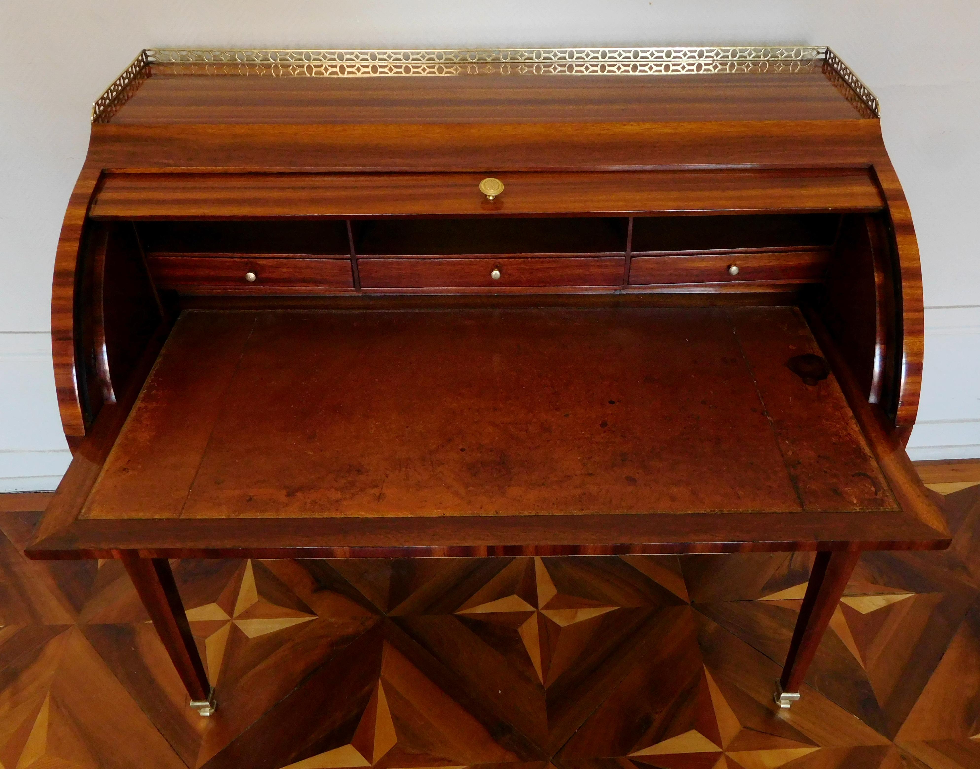 Louis XVI Satinwood Roll Top Desk by Macret - Stamped - 18th Century circa 1780 For Sale 8