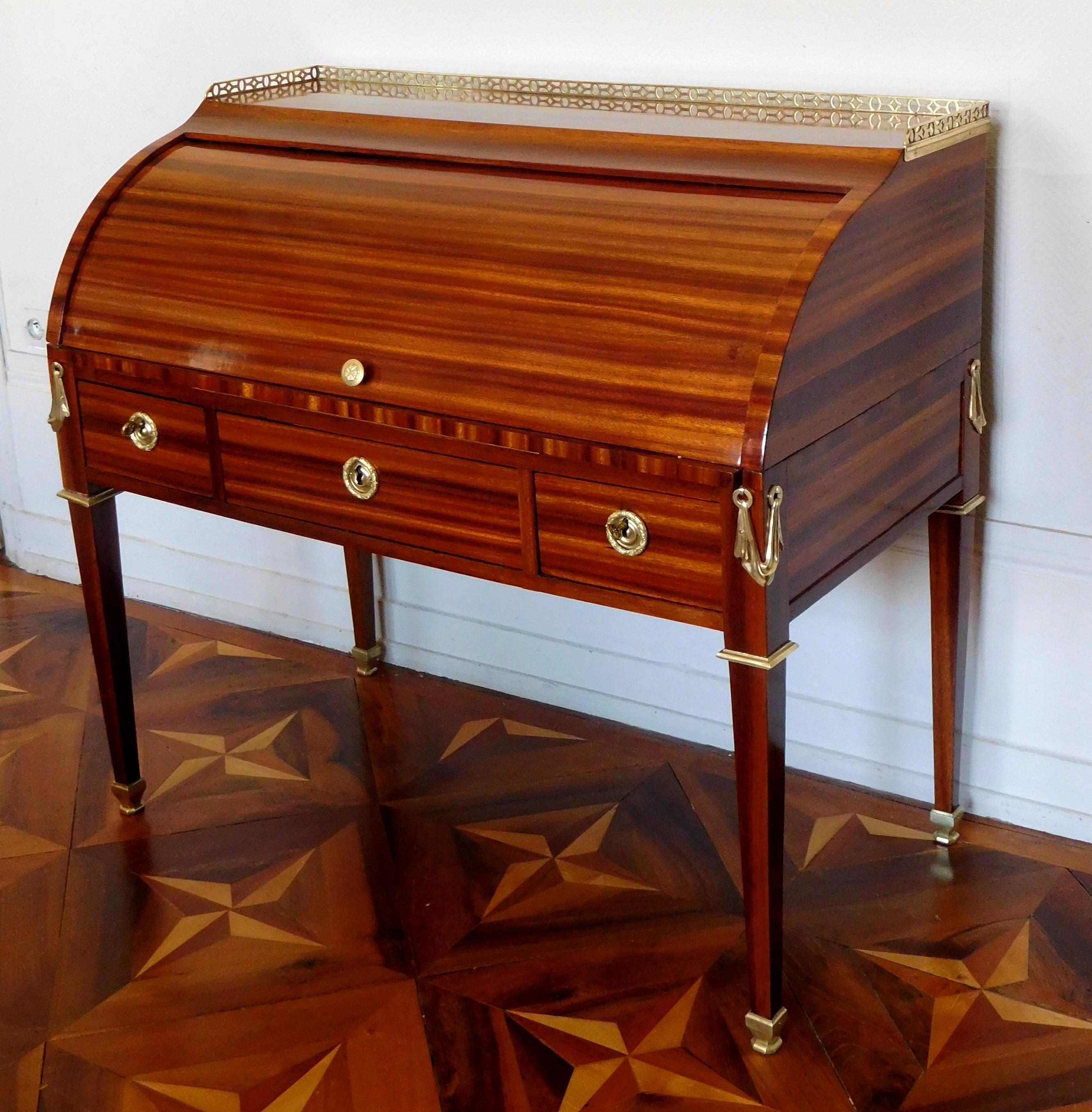 French Louis XVI Satinwood Roll Top Desk by Macret - Stamped - 18th Century circa 1780 For Sale