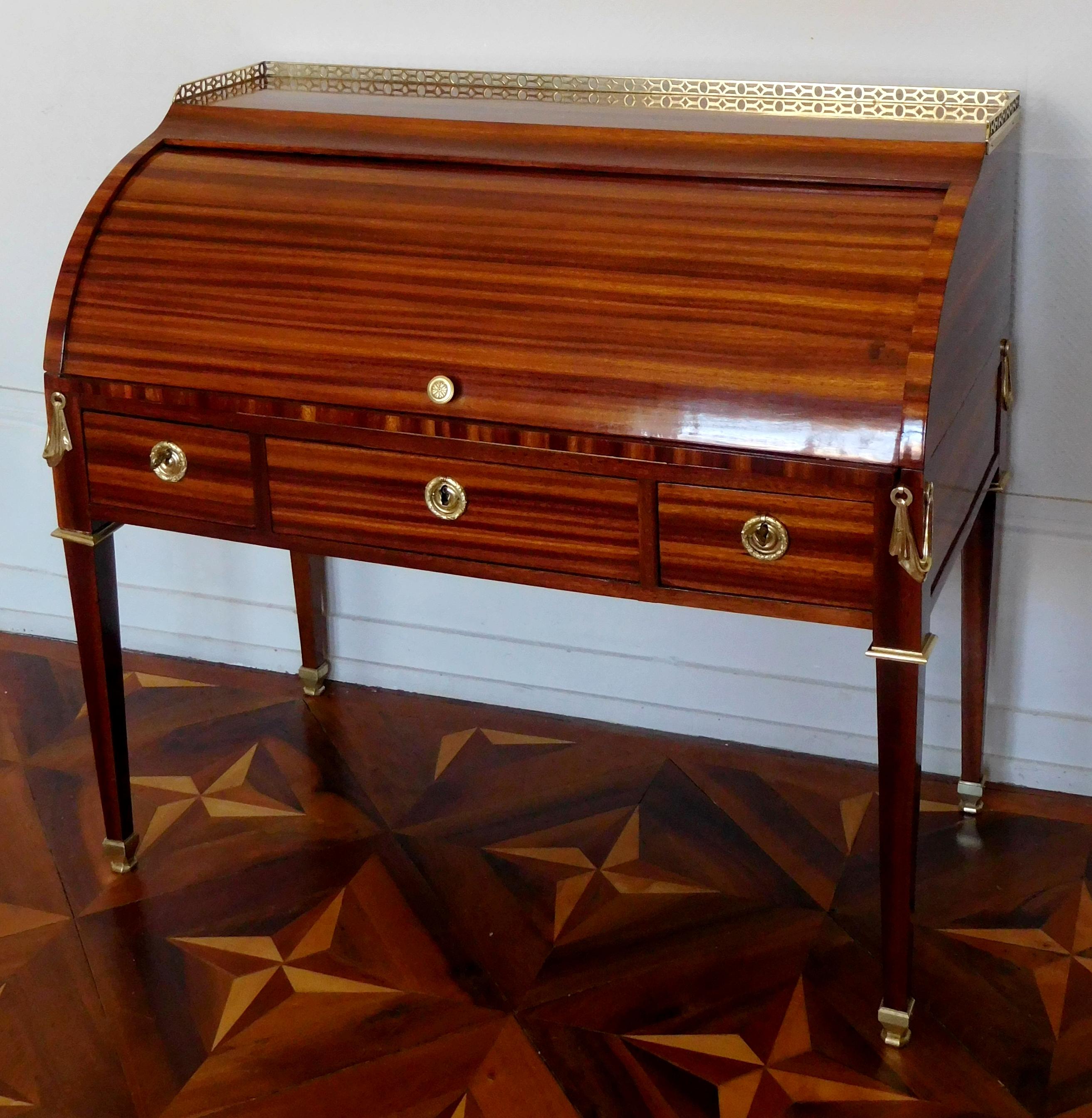 Louis XVI Satinwood Roll Top Desk by Macret - Stamped - 18th Century circa 1780 In Good Condition For Sale In GRENOBLE, FR