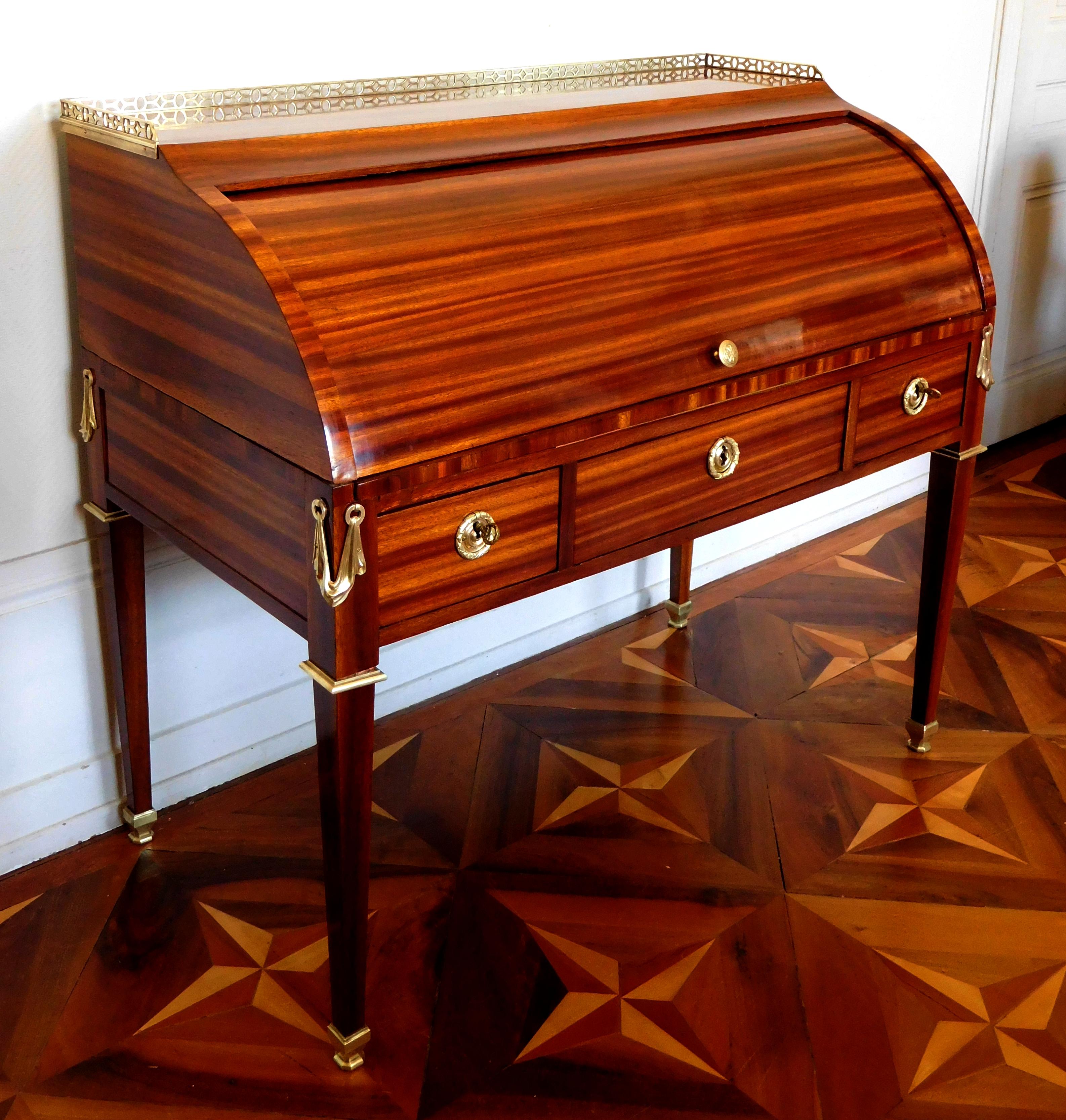 Louis XVI Satinwood Roll Top Desk by Macret - Stamped - 18th Century circa 1780 For Sale 1