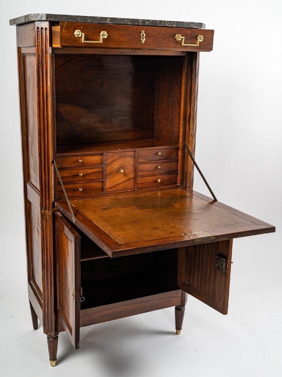 A delightful Louis XVI secretary, built in oak and polished mahogany veneer, it is topped with a grey Saint-Anne des Pyrénées marble.
It is equipped with a high drawer, offering a beautiful storage space, just below, it reveals a flap, discovering