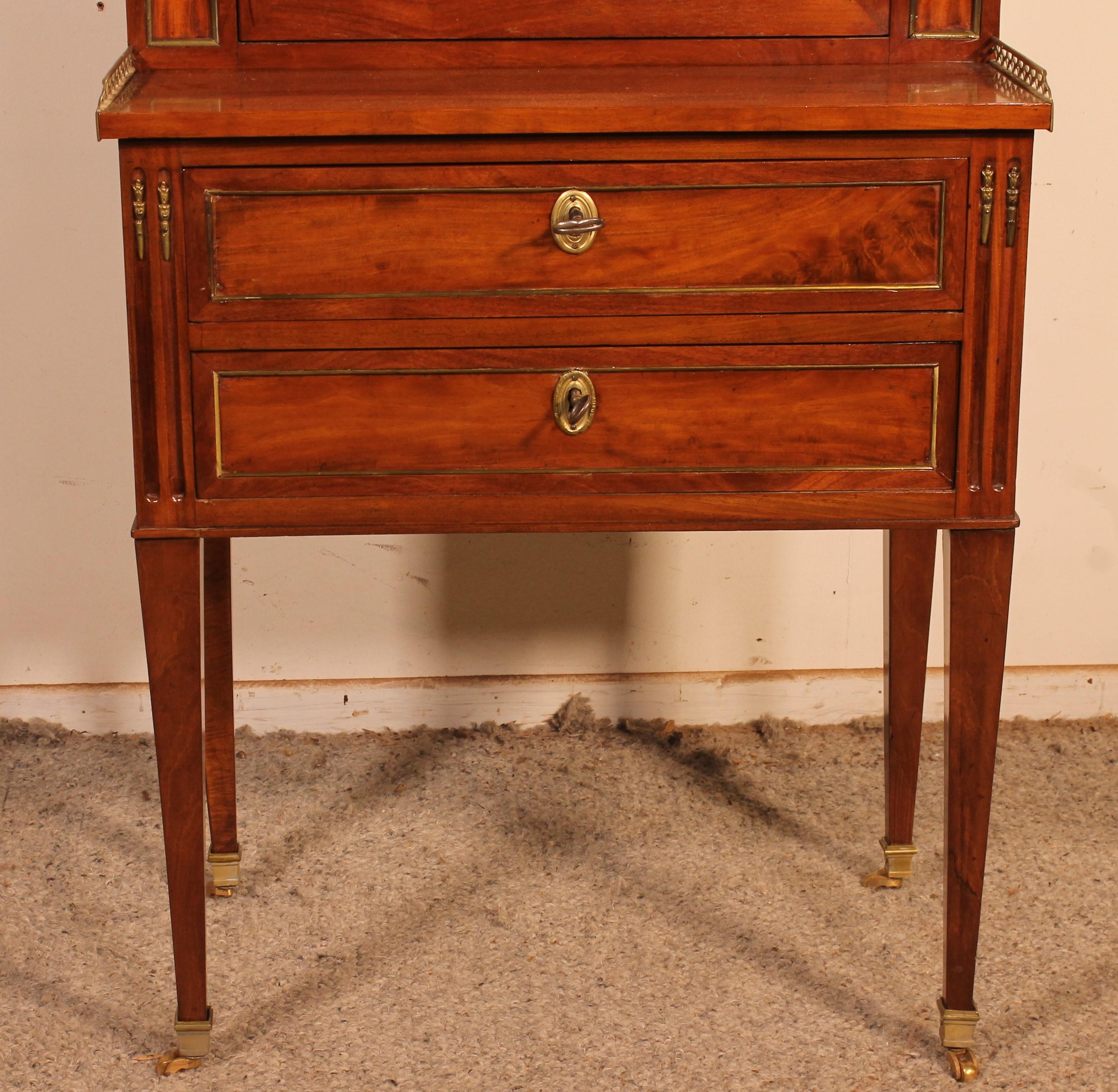 lovely and rare bonheur du jour Louis XVI in mahogany from the end of the 18th century.
Very beautiful little secretary in mahogany with its back in polished solid mahogany which is unusual and a sign of good quality.

The upper part has a drawer