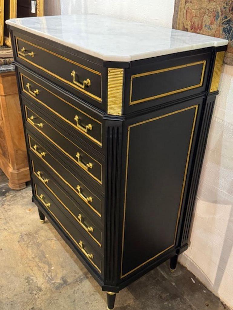 Semanier de diseño Luis XVI de laca negra y latón dorado con encimera de mármol de Carrara. Realmente impresionante en persona. 35w x 20d x 50h 
