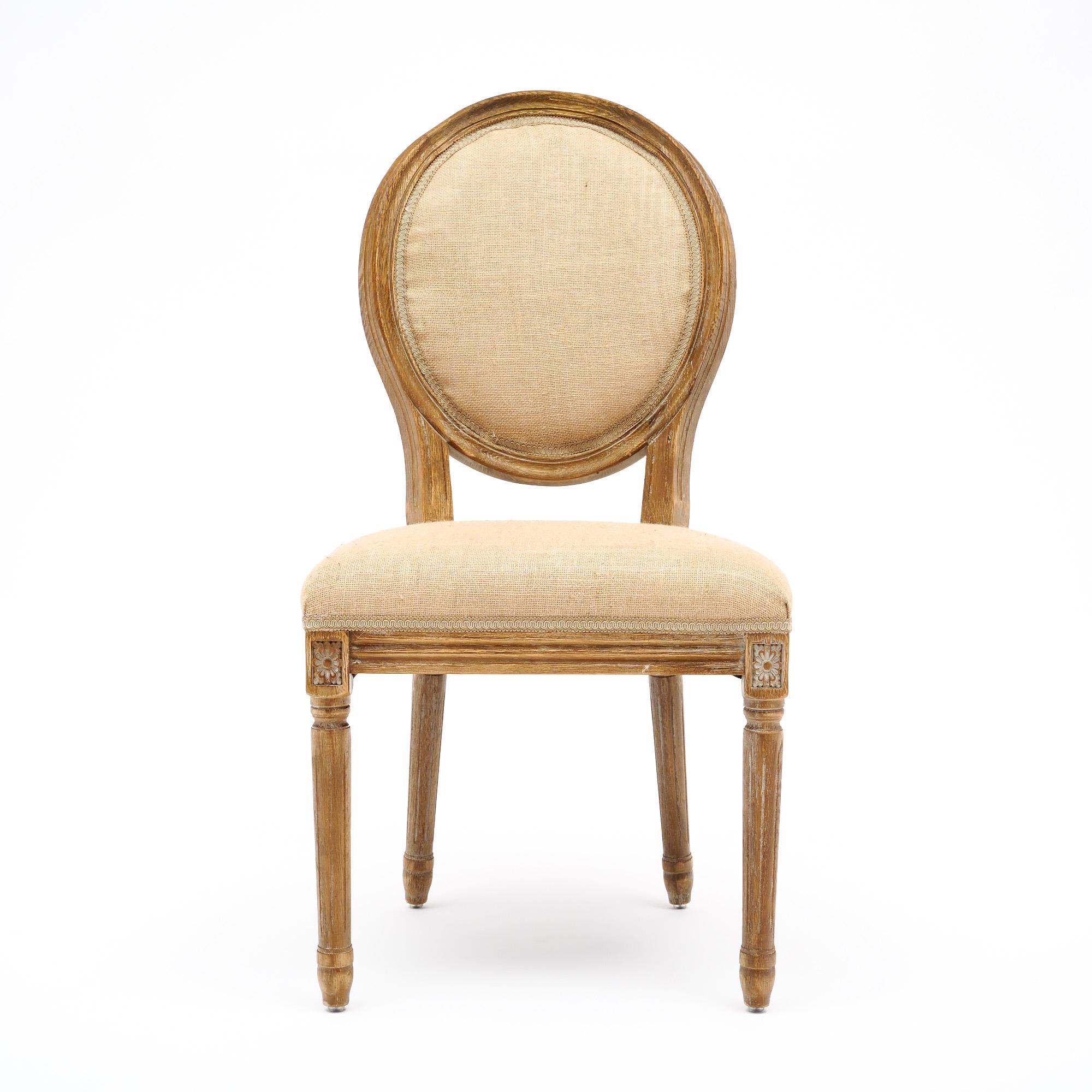 Set di sei sedie da pranzo e due poltrone provenienti dalla Francia in stile Luigi XVI. Questo set comprende sei sedie e due poltrone per un totale di sei pezzi. Le cornici sono intagliate a mano in rovere massiccio con finitura a cera.  La