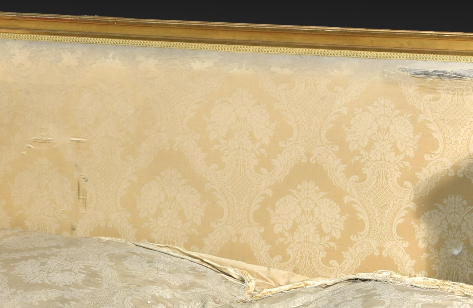 Sofa im Stil Louis XVI. Goldenes Holz. Polstermöbel zum Restaurieren oder Ersetzen.
 Sofa auf gedrehten Stangenbeinen und Taille mit Würfeln mit Blumen, die die Dekoration der Beine in Spalten an den Seiten wiederholen. Die Linien und die