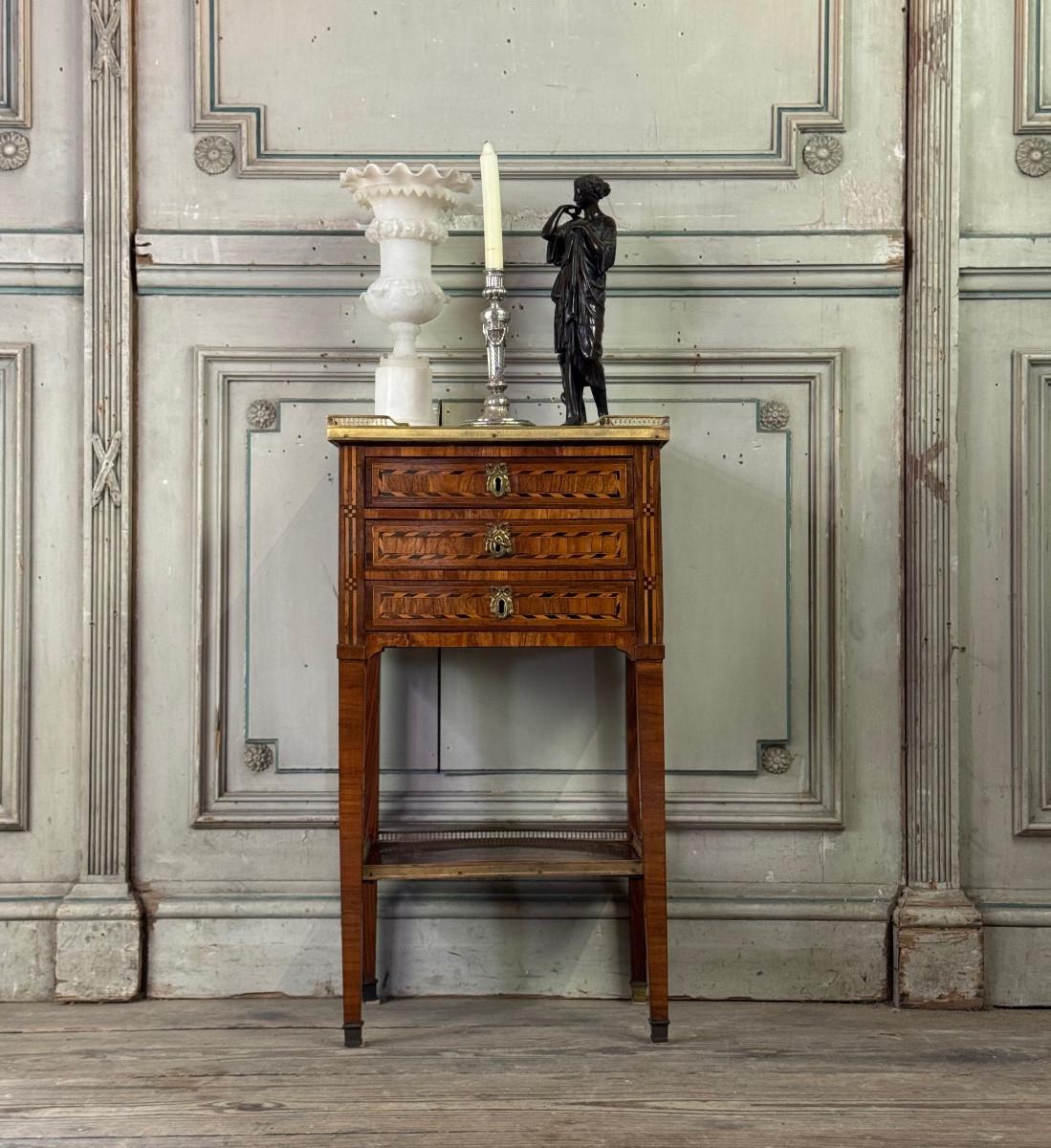 Tavolino o cassettiera Luigi XVI in legno impiallacciato, galleria in ottone in vendita 5