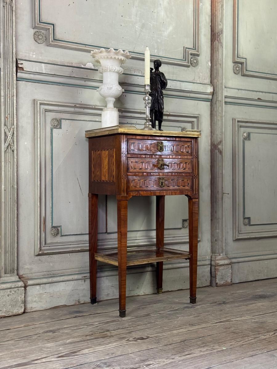 Tavolino o cassettiera Luigi XVI in legno impiallacciato, galleria in ottone in vendita 6