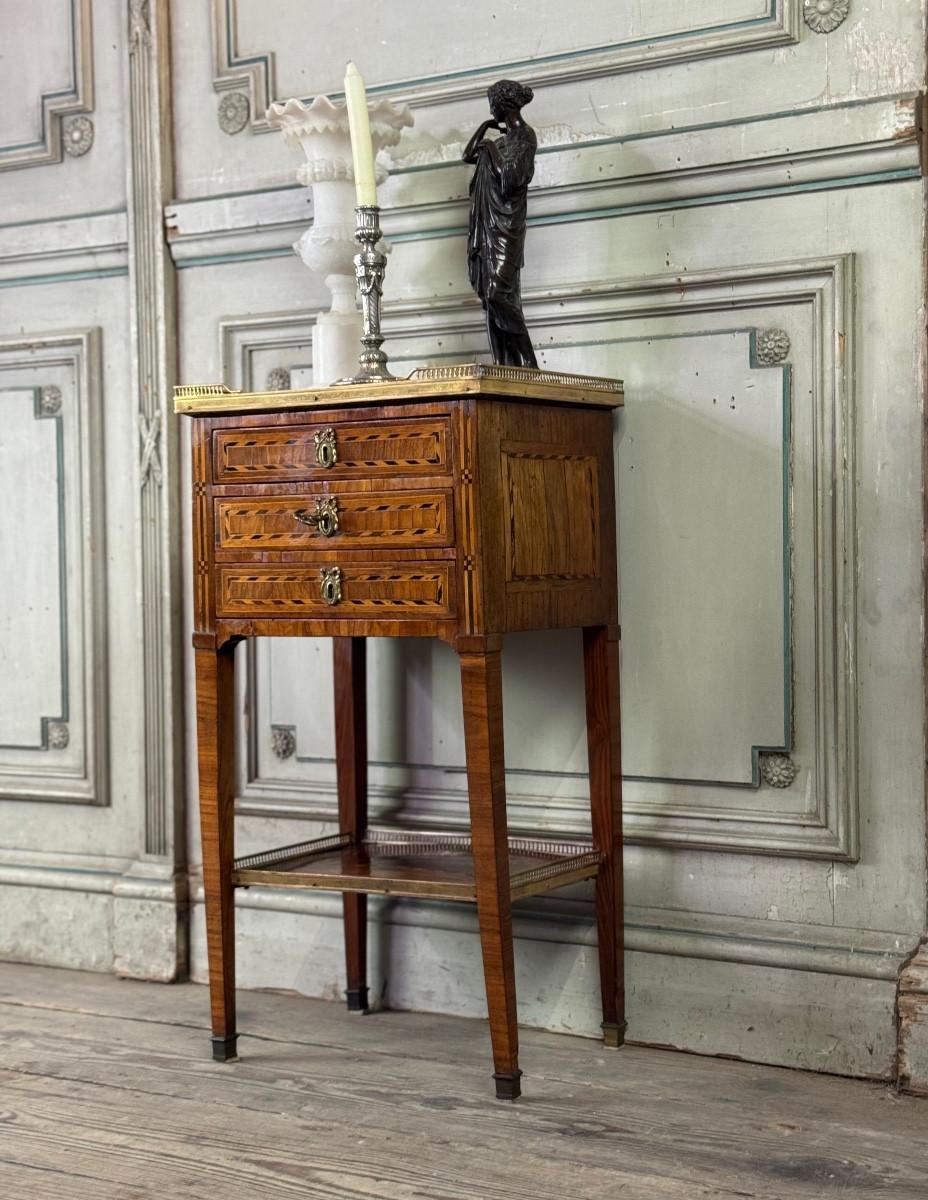 Tavolino o cassettiera Luigi XVI in legno impiallacciato, galleria in ottone in vendita 7
