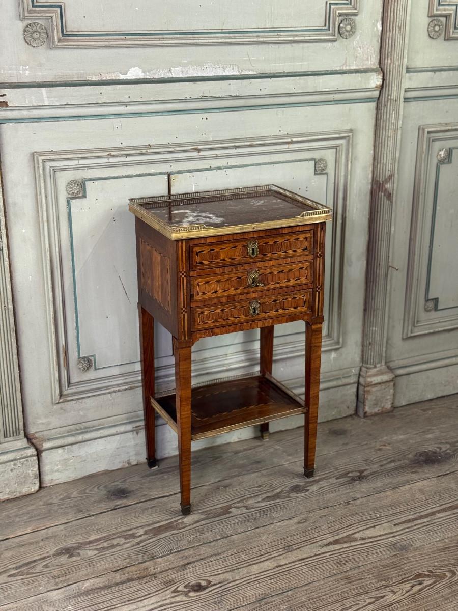 Tavolino o cassettiera Luigi XVI in legno impiallacciato, galleria in ottone, fine XVIII secolo