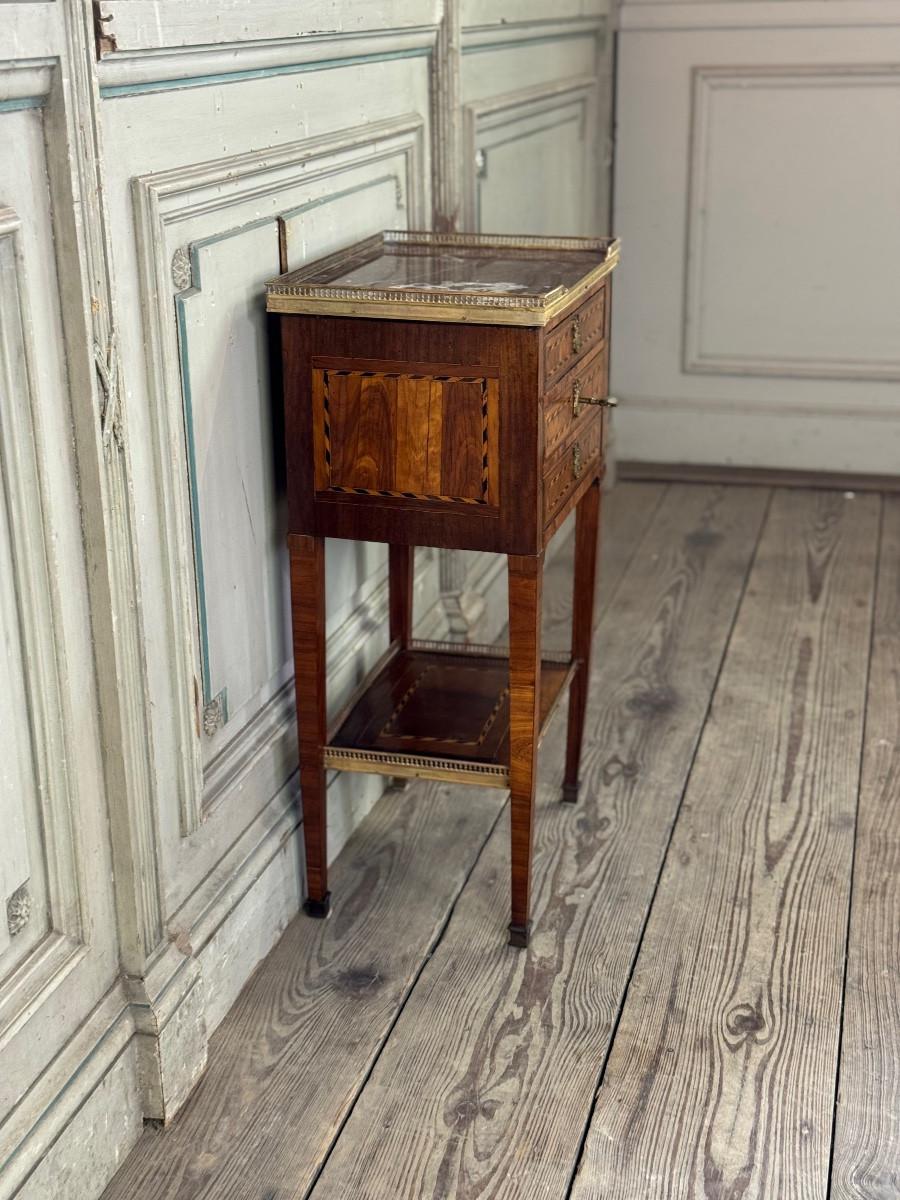 Francese Tavolino o cassettiera Luigi XVI in legno impiallacciato, galleria in ottone in vendita