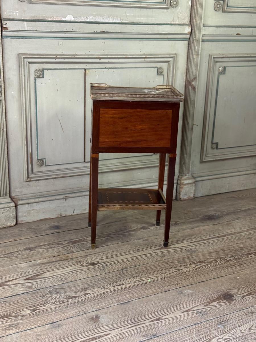 Fino al XVIII secolo Tavolino o cassettiera Luigi XVI in legno impiallacciato, galleria in ottone in vendita