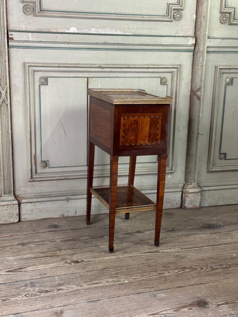Tavolino o cassettiera Luigi XVI in legno impiallacciato, galleria in ottone in vendita 2