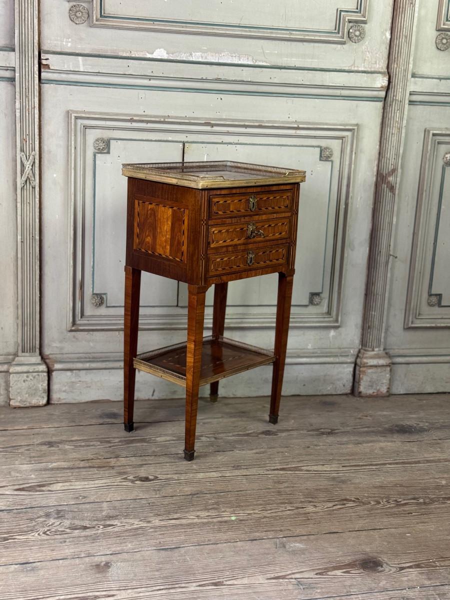 Tavolino o cassettiera Luigi XVI in legno impiallacciato, galleria in ottone in vendita 3