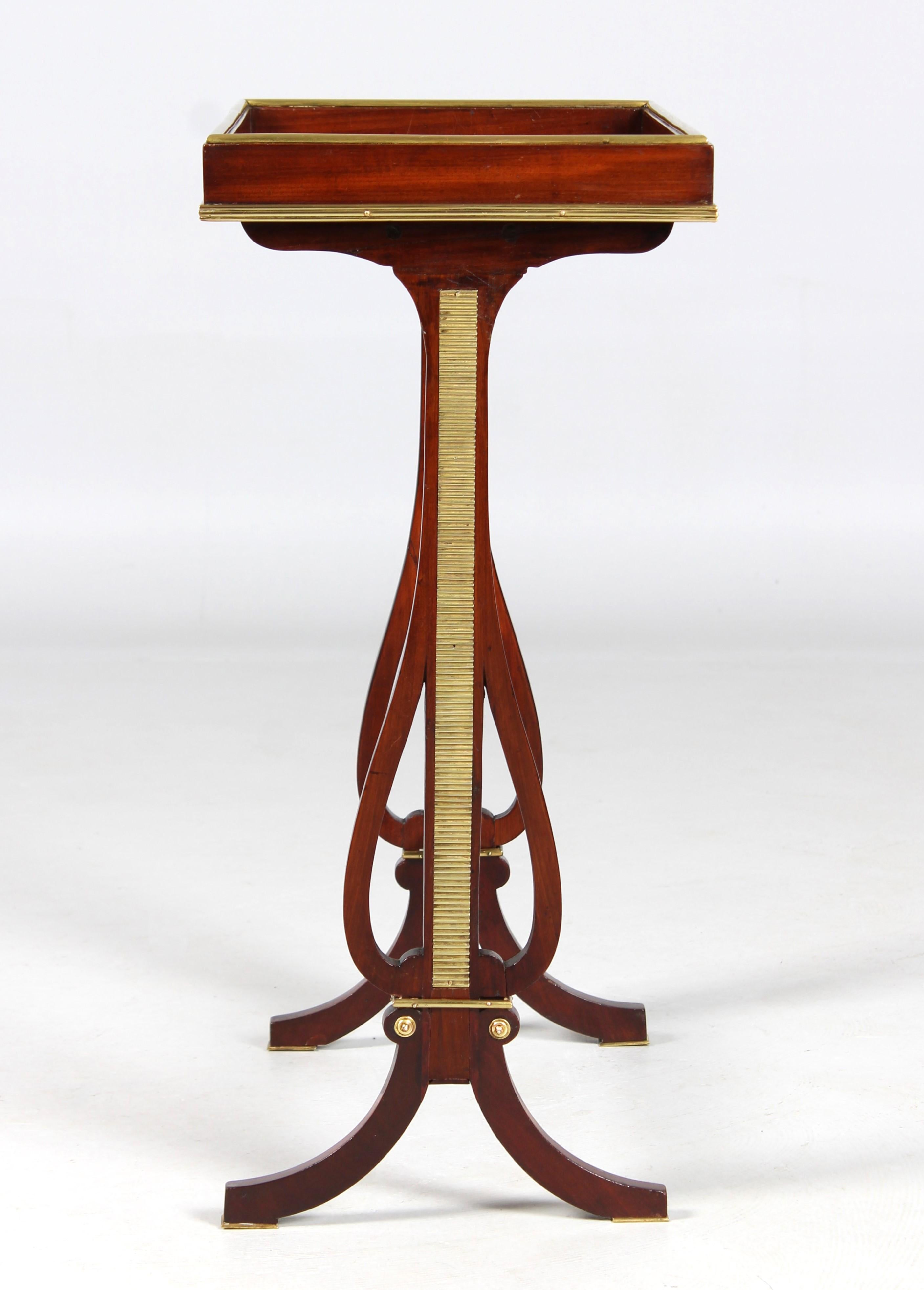 Louis XVI side table - so-called Vide-Poche

Paris
Mahogany, brass, gilded bronze
around 1785

Dimensions: H x W x D: 72 x 50 x 33 cm

Description:
Two filigree lyres with embedded cast and hand-filed chequer plates, connected by a cross strut also