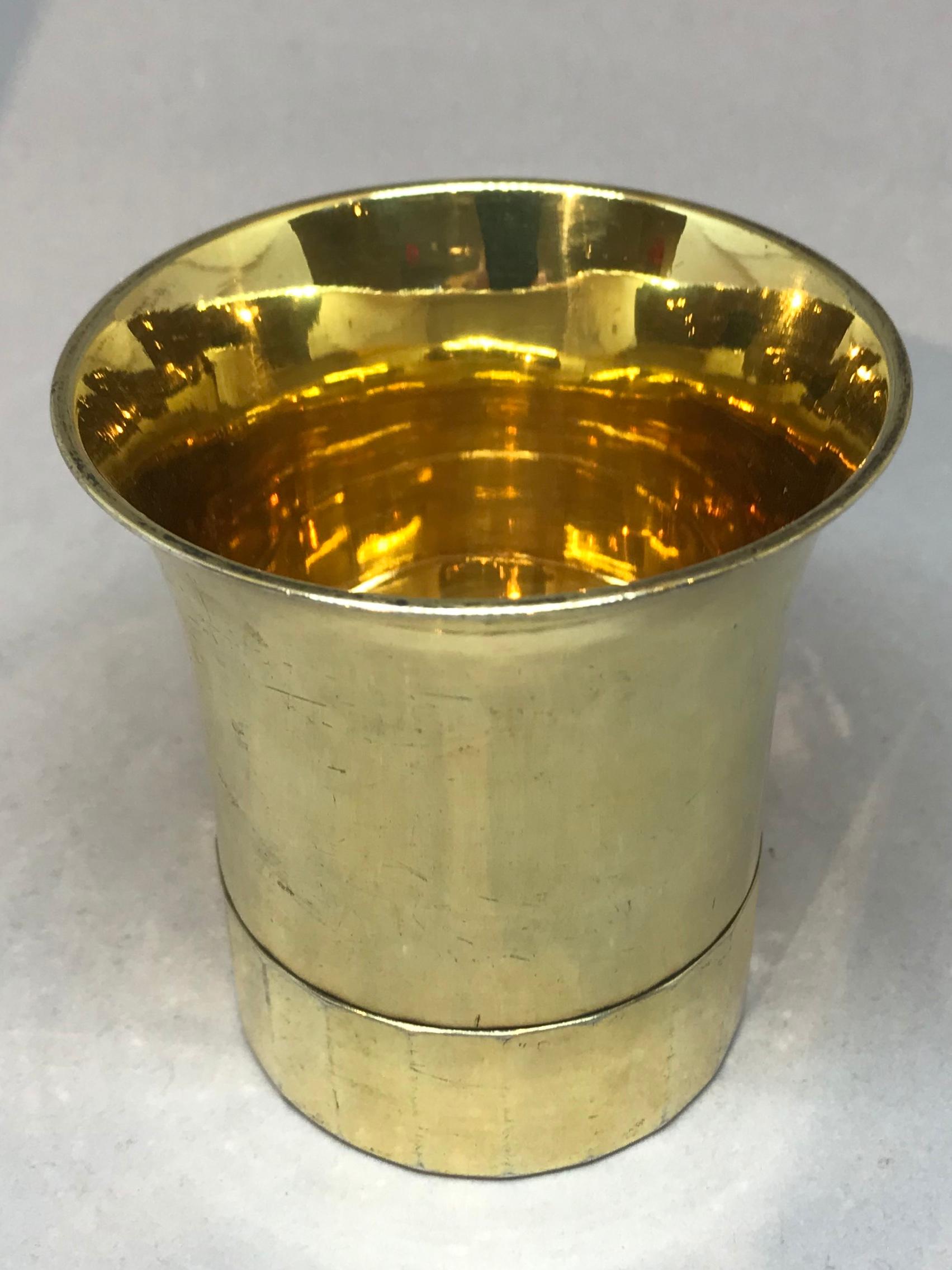 Vaso Luis XVI de plata vermeil. Francia, finales del siglo XVIII.
Dimensiones: 3,5