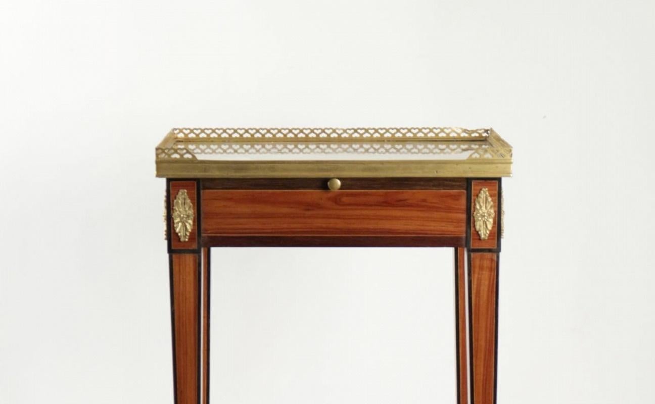 Louis XVI small table with shelf
marble, bronze and rosewood, 19th century
Measures: 39cm, 30cm, 70cm.