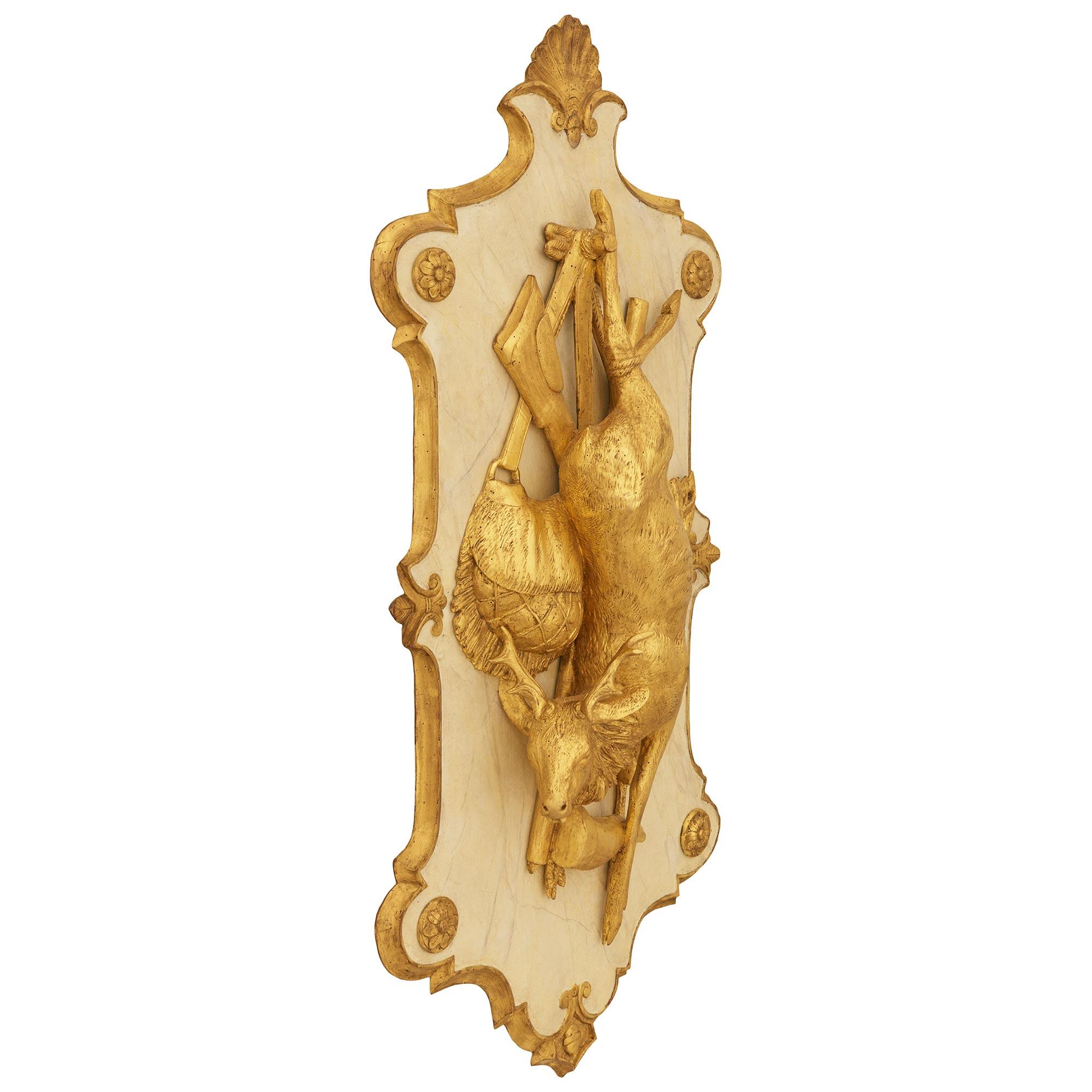 Français Plaques en bois doré et en faux marbre peints de style Louis XVI en vente