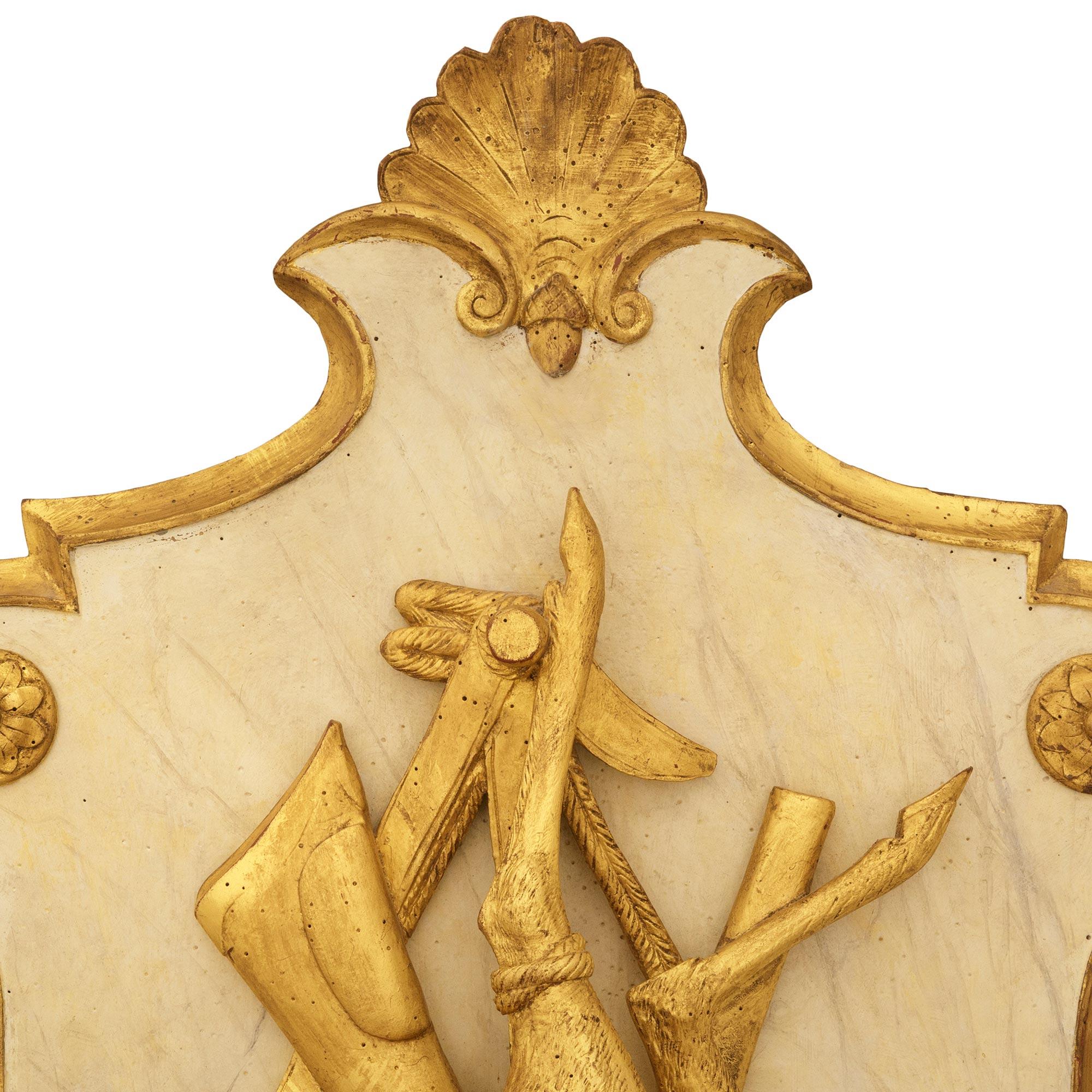 Plaques en bois doré et en faux marbre peints de style Louis XVI Bon état - En vente à West Palm Beach, FL
