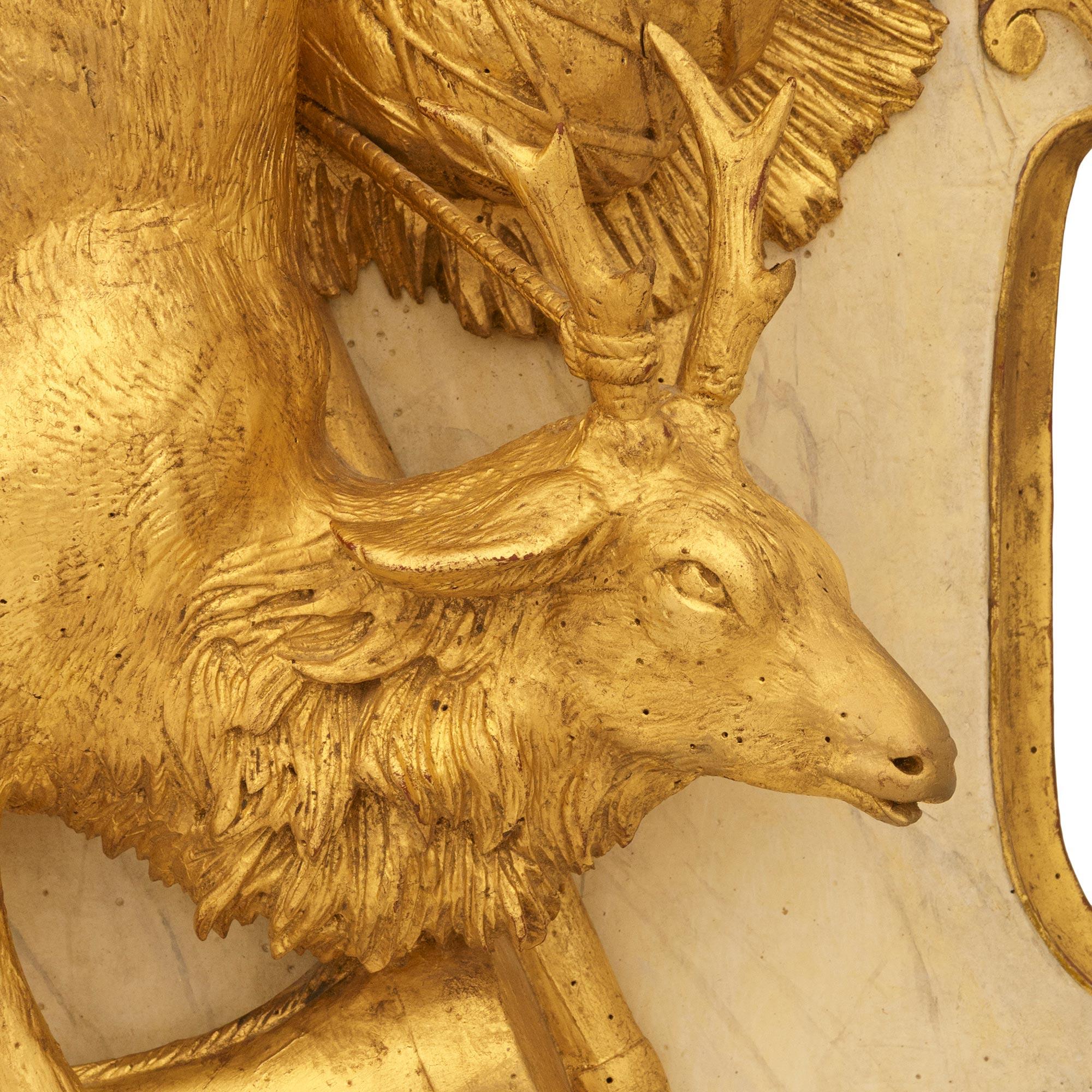 Marbre Plaques en bois doré et en faux marbre peints de style Louis XVI en vente