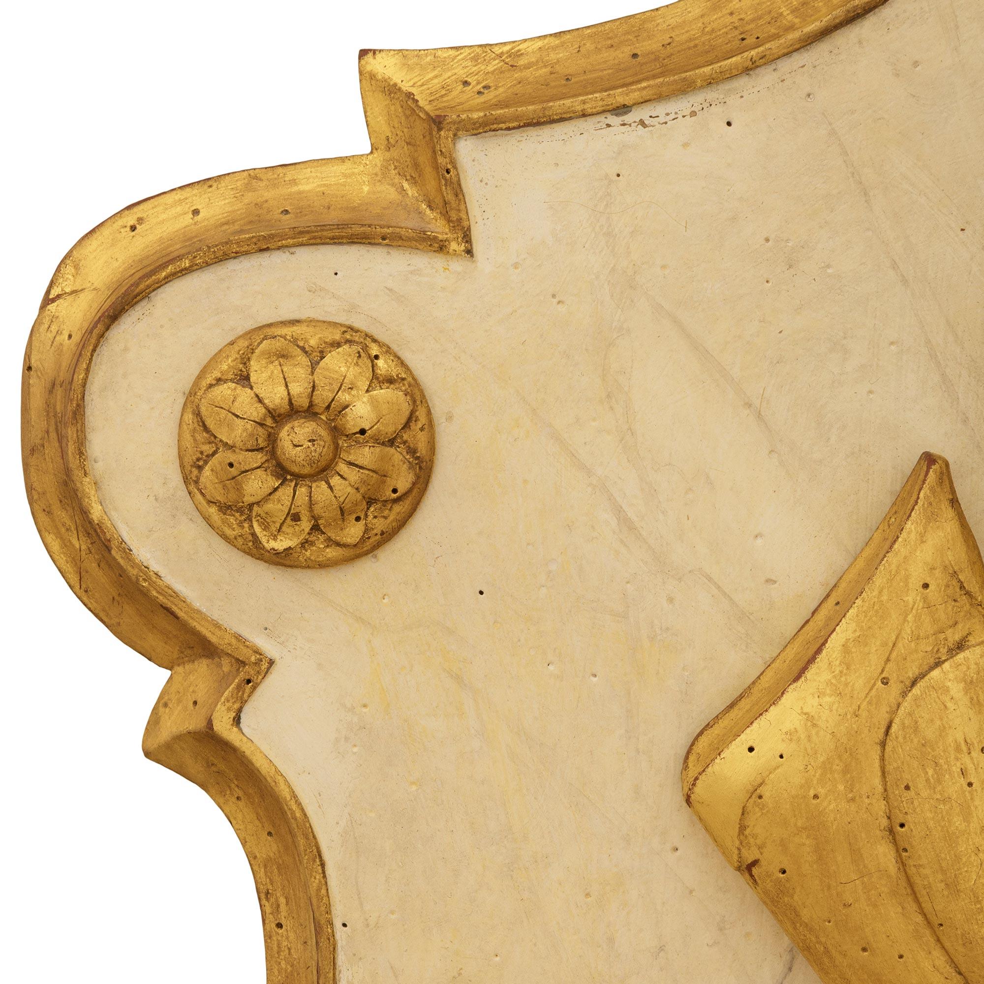 Plaques en bois doré et en faux marbre peints de style Louis XVI en vente 2