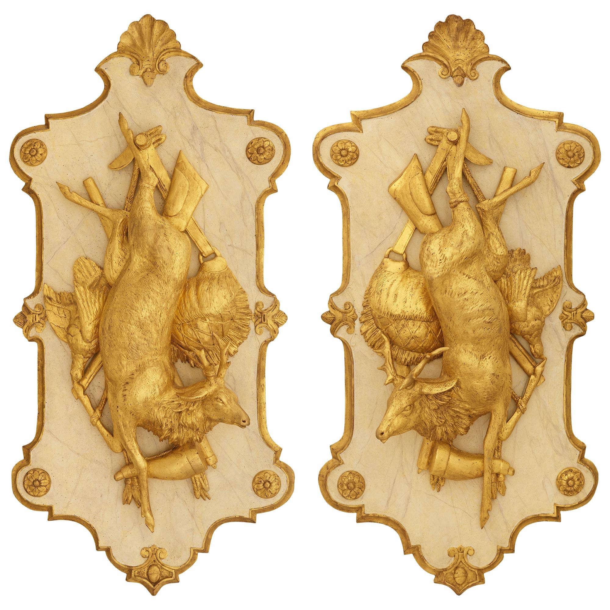 Plaques en bois doré et en faux marbre peints de style Louis XVI en vente