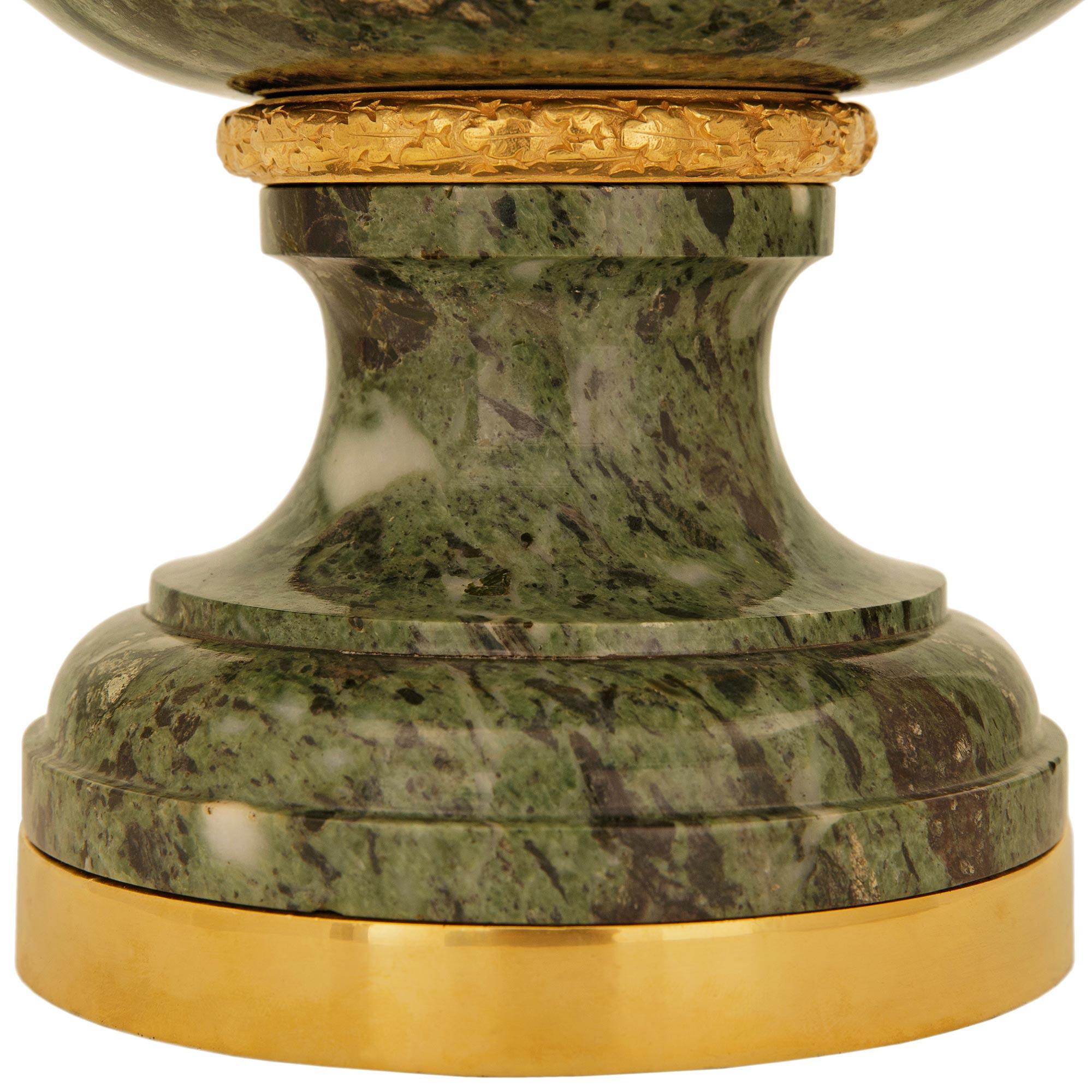 Urnas de mármol y Ormolu Vert de Patricia del s. Luis XVI, firmadas Henry Dasson, 1882 en venta 2
