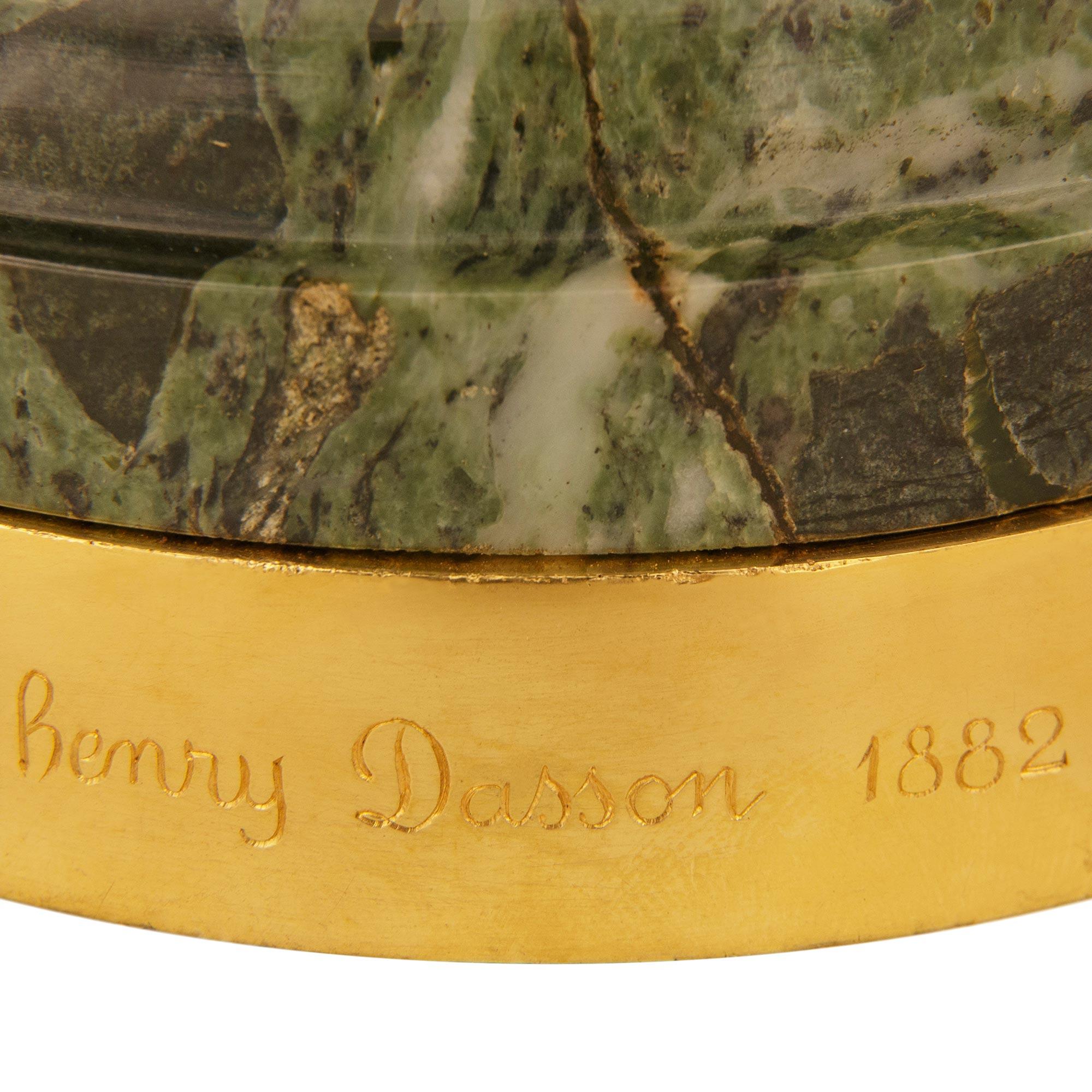 Urnas de mármol y Ormolu Vert de Patricia del s. Luis XVI, firmadas Henry Dasson, 1882 en venta 3