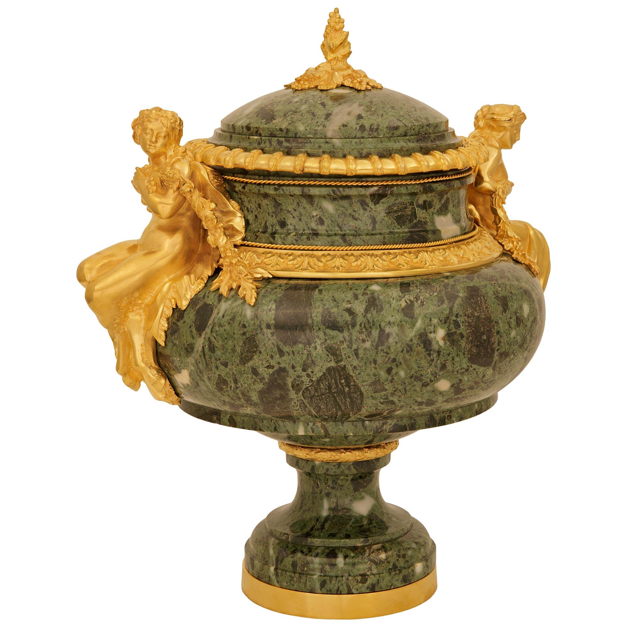 Urnas de mármol y Ormolu Vert de Patricia del s. Luis XVI, firmadas Henry Dasson, 1882 Belle Époque en venta