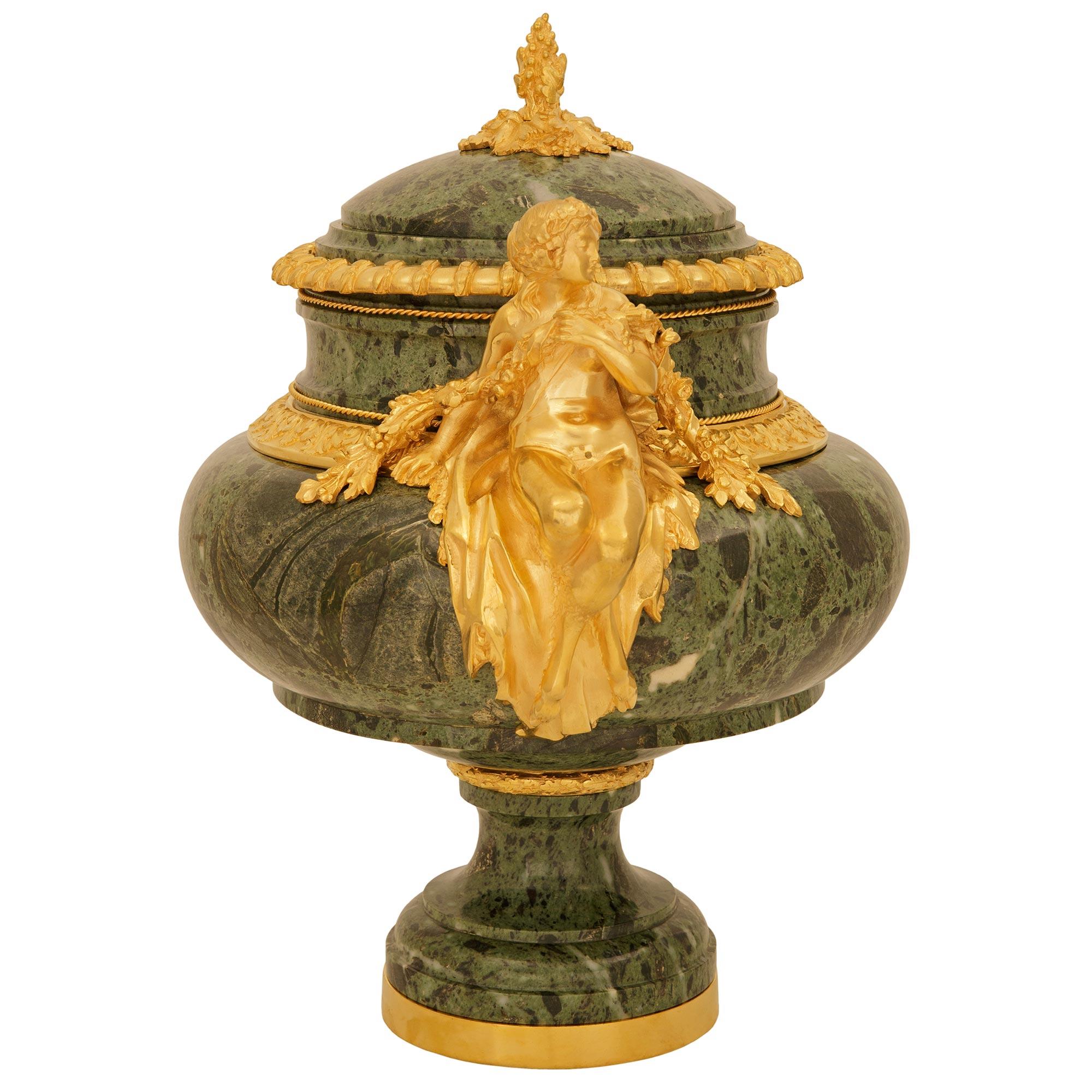 Urnas de mármol y Ormolu Vert de Patricia del s. Luis XVI, firmadas Henry Dasson, 1882 Francés en venta