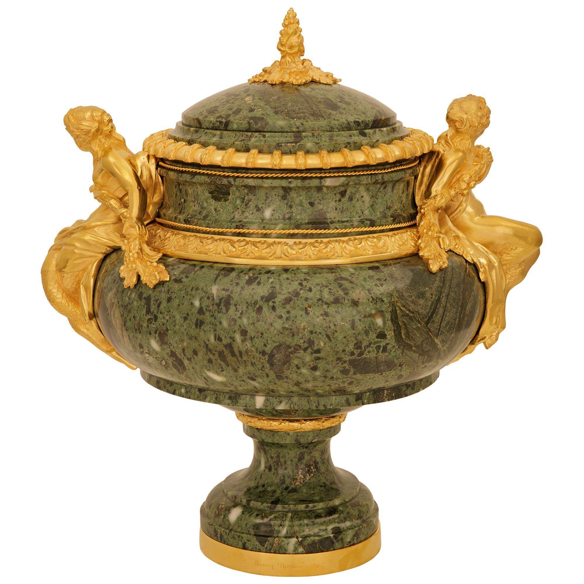 Urnas de mármol y Ormolu Vert de Patricia del s. Luis XVI, firmadas Henry Dasson, 1882 Dorado en venta