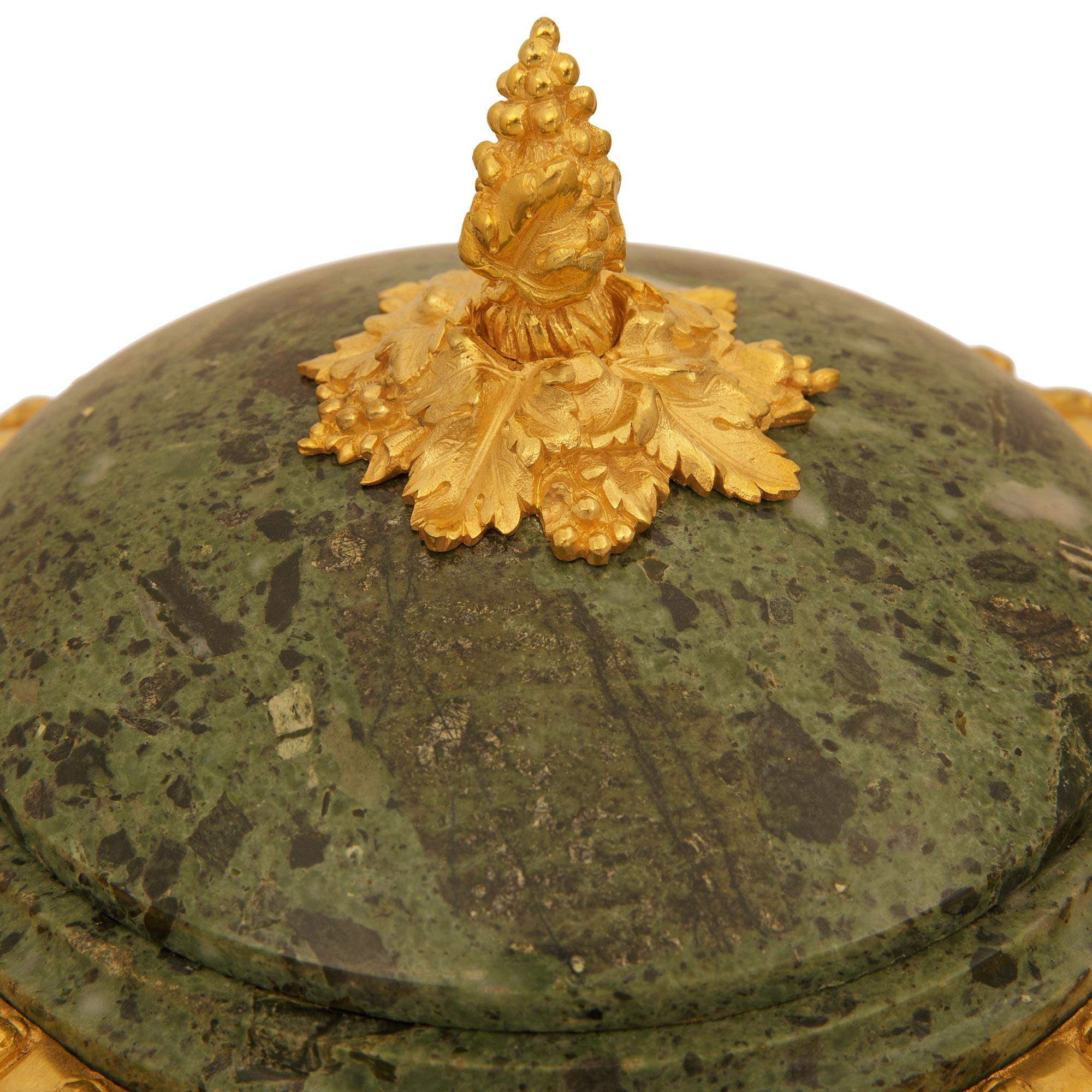 Urnas de mármol y Ormolu Vert de Patricia del s. Luis XVI, firmadas Henry Dasson, 1882 en Bueno estado para la venta en West Palm Beach, FL