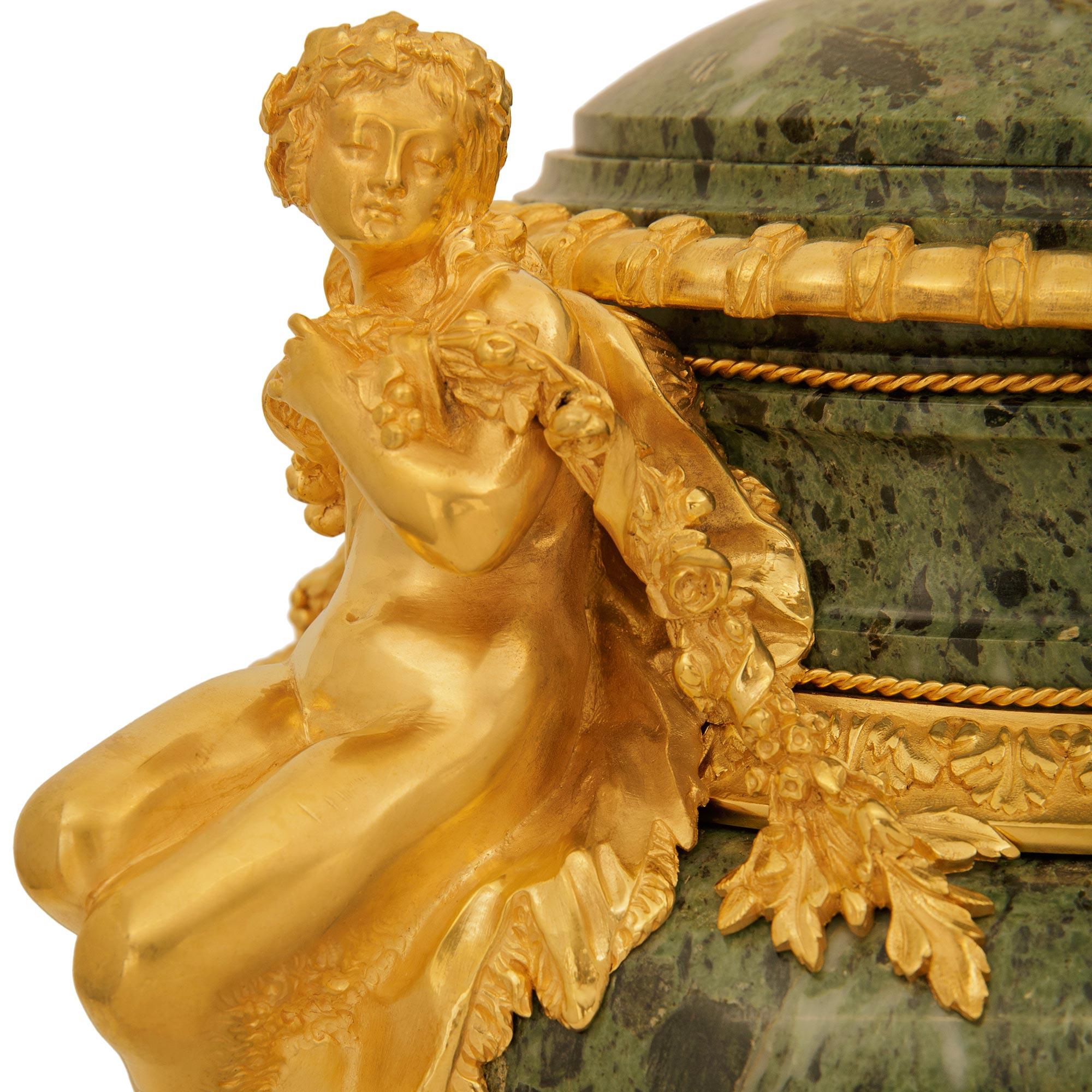 Urnas de mármol y Ormolu Vert de Patricia del s. Luis XVI, firmadas Henry Dasson, 1882 siglo XIX en venta