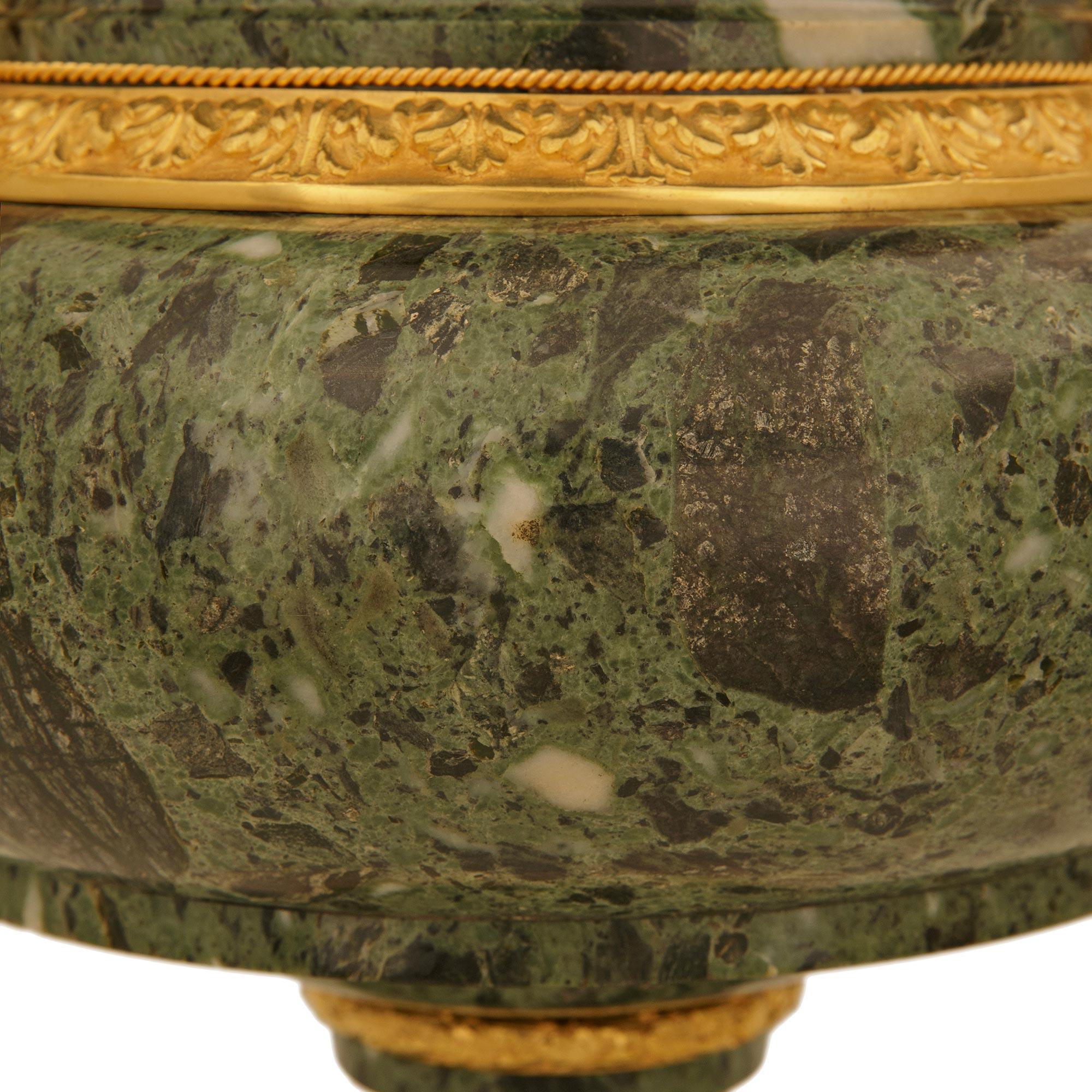 Urnas de mármol y Ormolu Vert de Patricia del s. Luis XVI, firmadas Henry Dasson, 1882 Madera dorada en venta