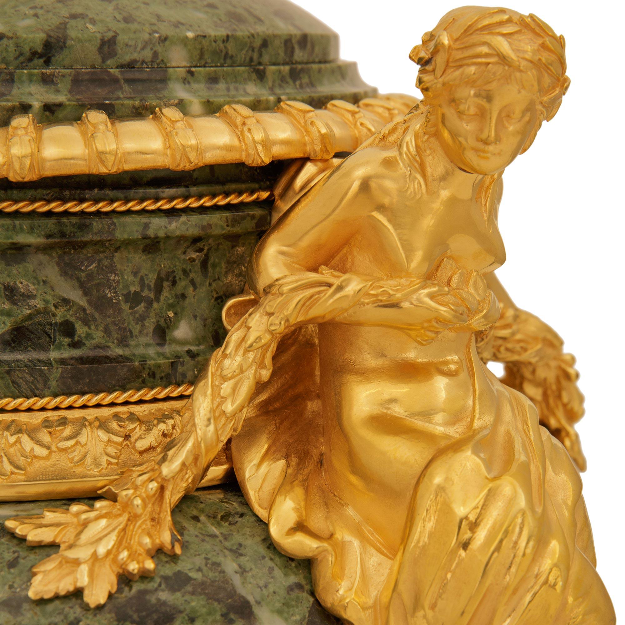 Urnas de mármol y Ormolu Vert de Patricia del s. Luis XVI, firmadas Henry Dasson, 1882 en venta 1