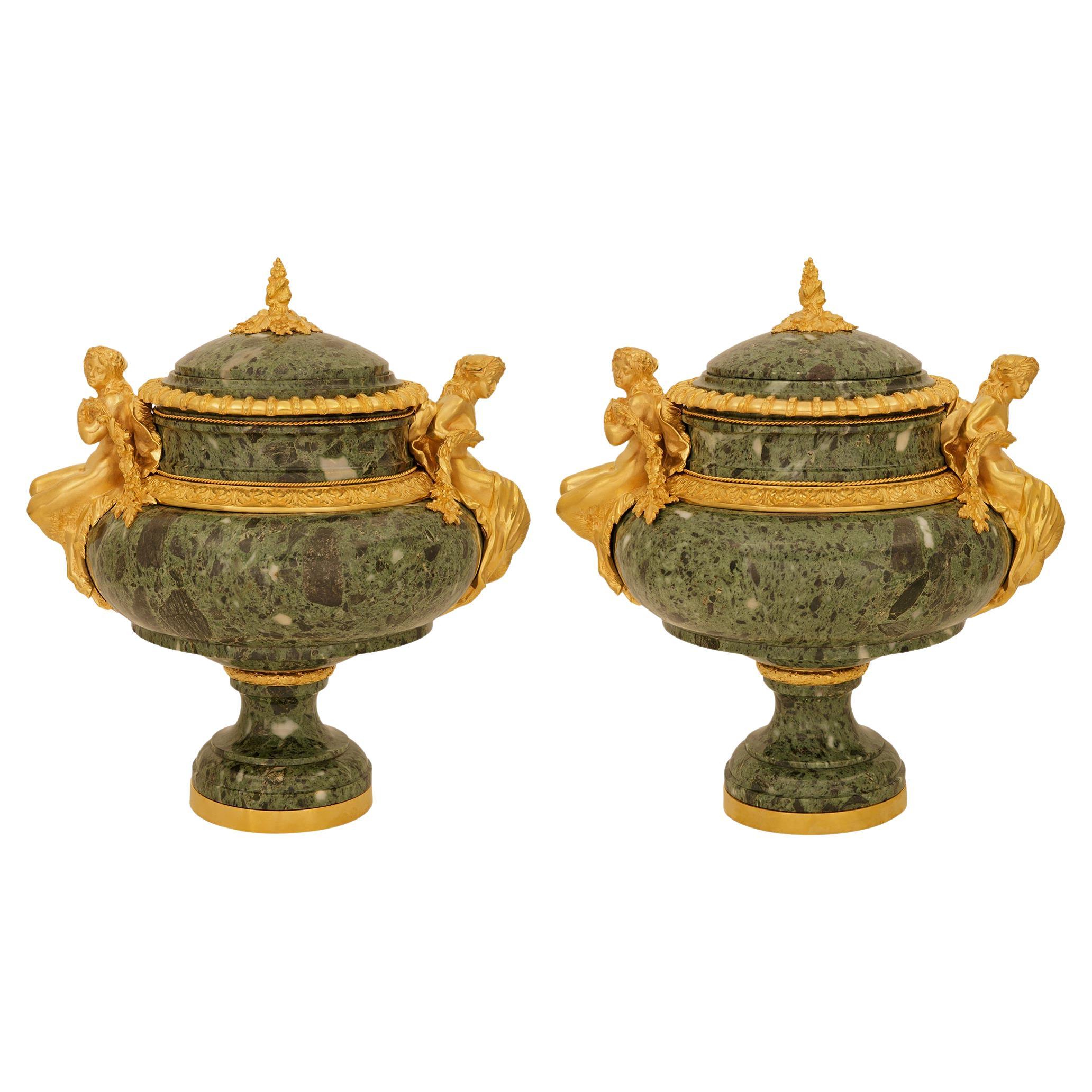 Urnas de mármol y Ormolu Vert de Patricia del s. Luis XVI, firmadas Henry Dasson, 1882 en venta