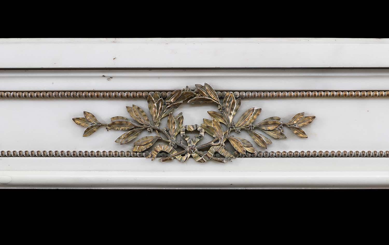 Français Cheminée Louis XVI en marbre statuaire et bronze doré en vente