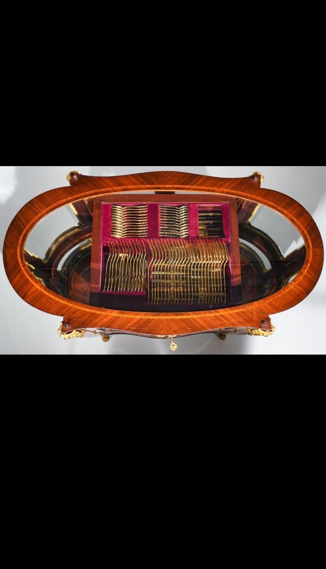 Louis XVI Sterling Silber vergoldet Kantine in Louis XV Ormolu Kingwood Vitrine 105pc (Französisch) im Angebot