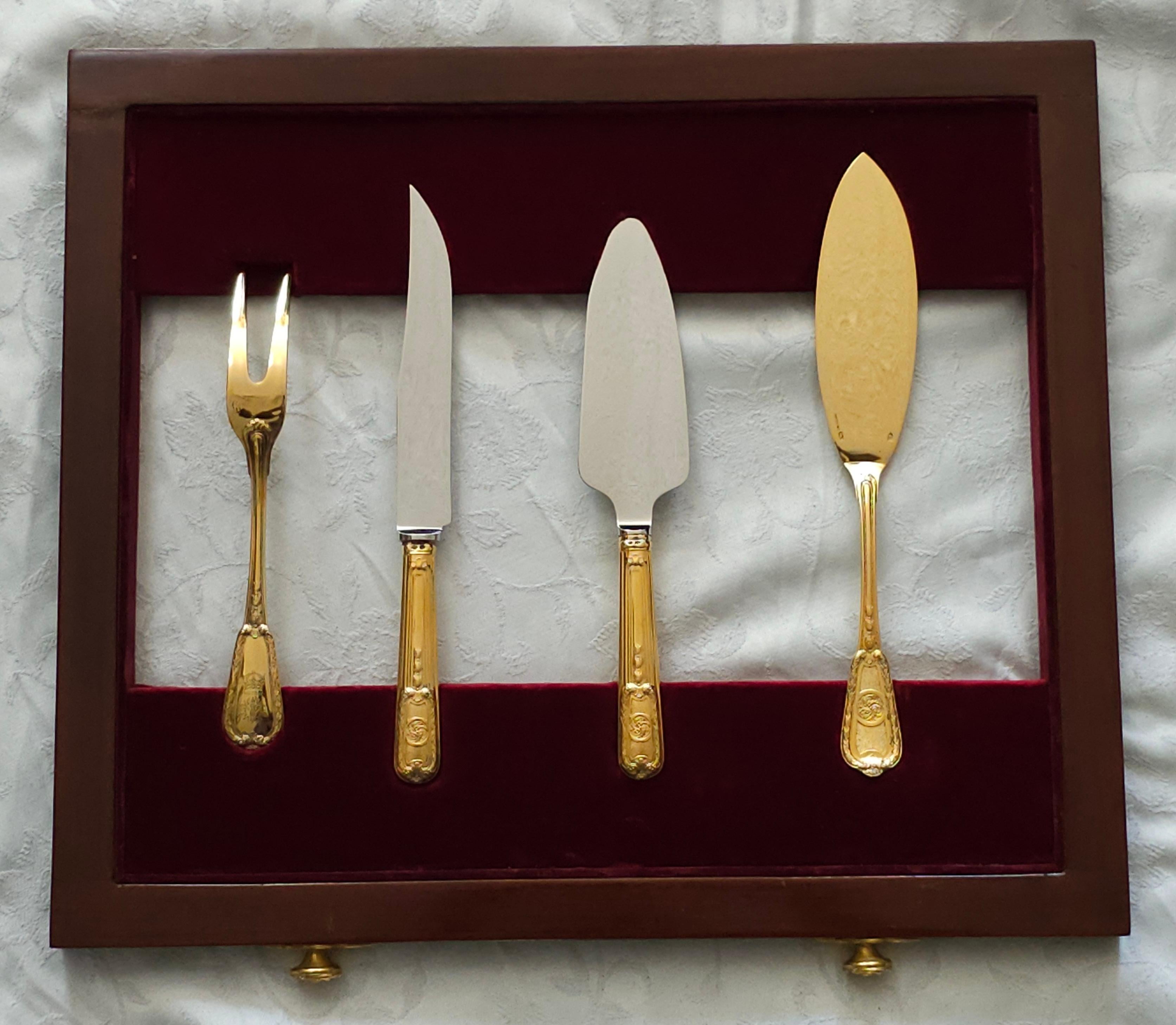Louis XVI Sterling Silber vergoldet Kantine in Louis XV Ormolu Kingwood Vitrine 105pc (Sterlingsilber) im Angebot