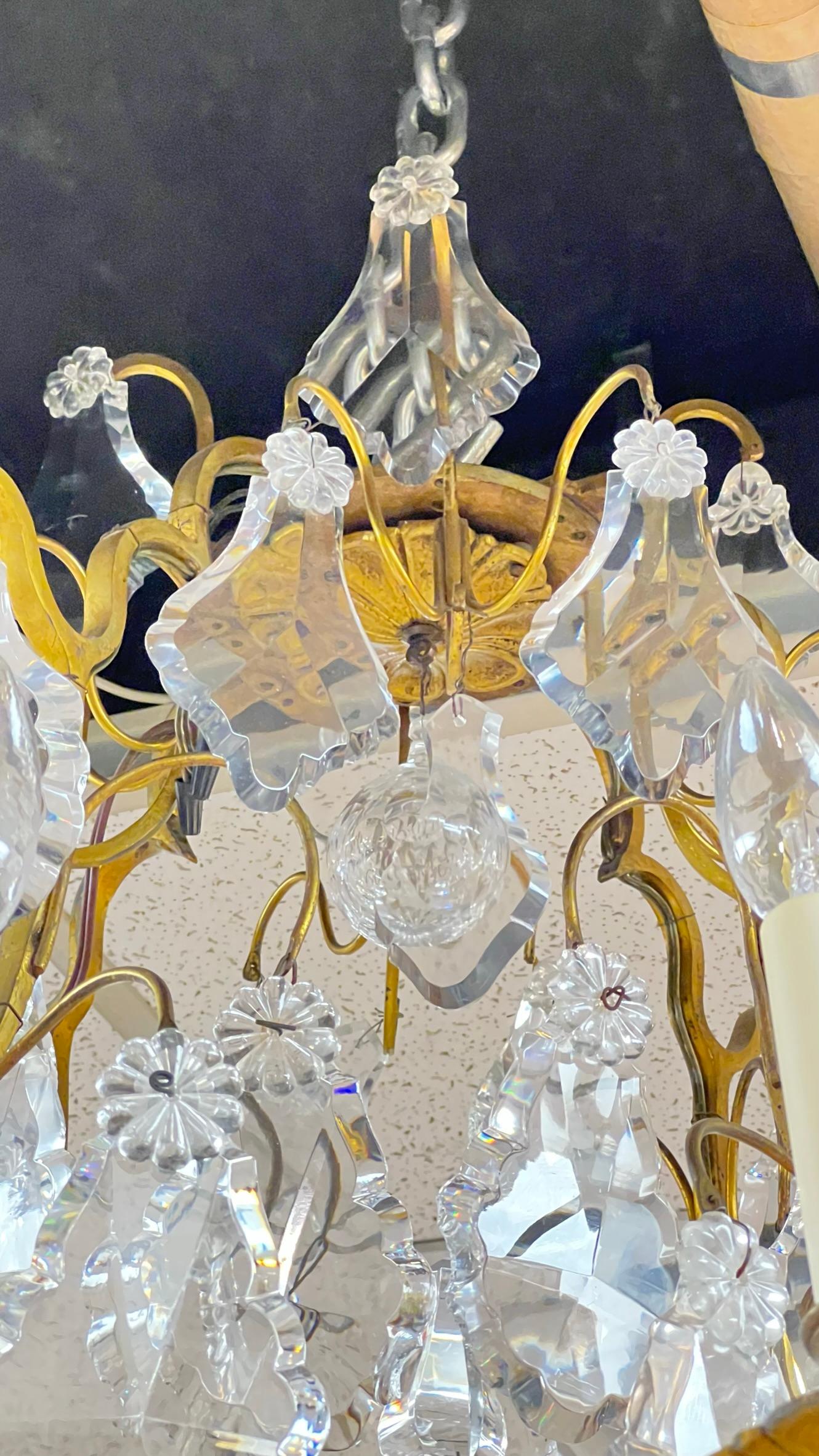 12-Licht-Kronleuchter aus vergoldeter Bronze und Kristall im Louis-XVI-Stil im Angebot 3