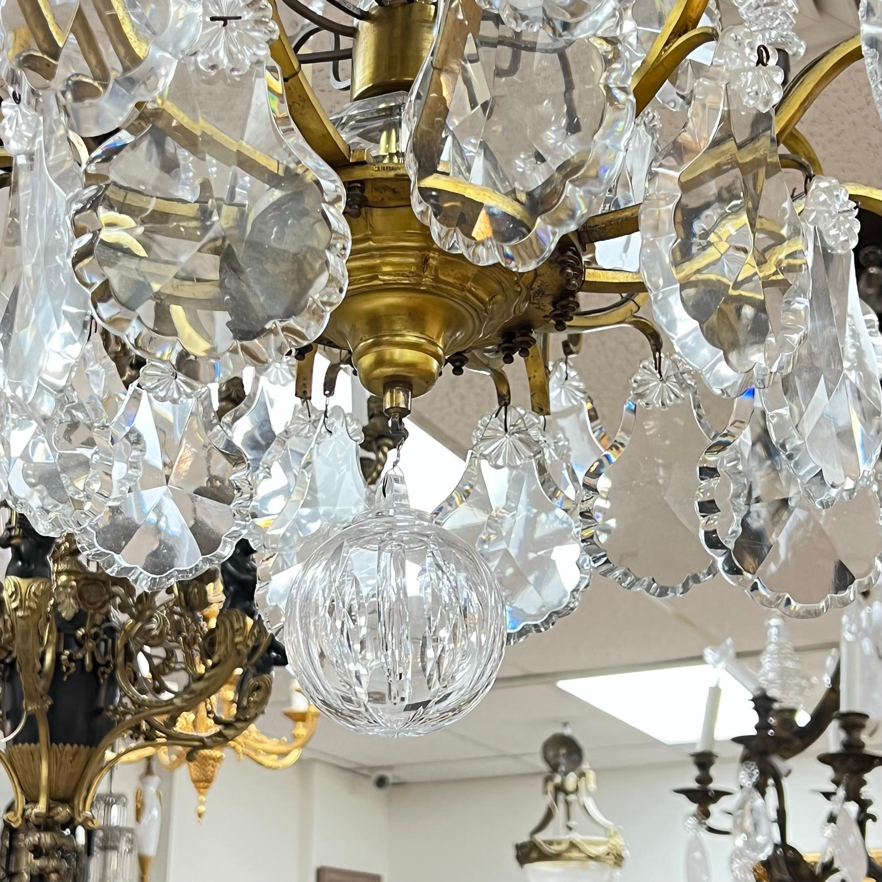 Francese Lampadario a 12 luci in bronzo dorato e cristallo in stile Luigi XVI in vendita